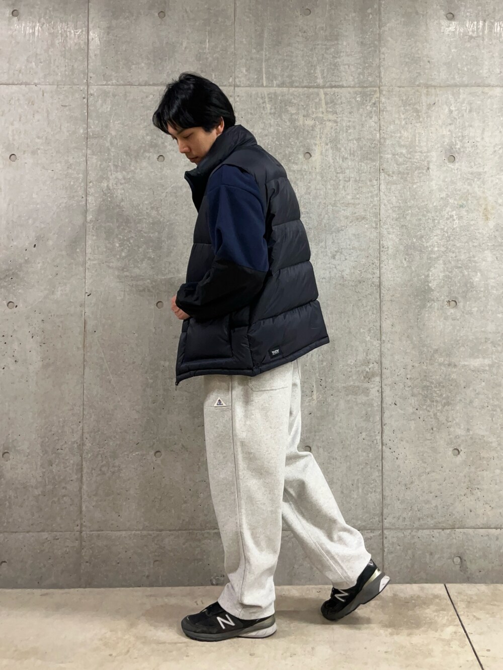 「真冬のあったかスタイル、オトナカジュアル、休日スタイル、ストリートコーデ、おしゃれさんと繋がりたい、ハーフジップ、フリース、フリースジャケット、ダウンベスト、ダウン、ベスト、ワンマイル、ラフコーデ、ラフ、アウトドアスタイル」｜「GEVACOの【GEVACO/ゲバコ】ウールライクイージーパンツ ベイカーパンツ（その他パンツ、ベージュ系）」を使った、ハヤシさん（骨格ストレート・メンズ・183cm）の冬コーディネートの2枚目の写真
