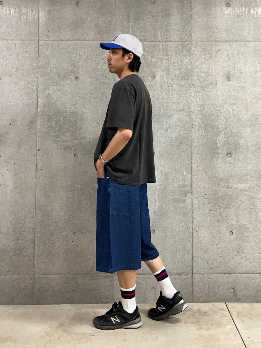 「黒Tシャツ、スポーツミックス、古着MIX、キャップ、ハーフパンツ、デニム、Tシャツ、夏コーデ、メンズファッション、お出かけコーデ、今日のコーデ、初夏コーデ、Tシャツコーデ、アニマル、トレンド」｜「GLOSTERの【新柄追加】【GLOSTER/グロスター】DOG&CAT 犬猫プリント ピグメント プリントTシャツ（Tシャツ/カットソー、ブラック系）」を使った、ハヤシさん（骨格ストレート・メンズ・183cm）の夏コーディネートの2枚目の写真