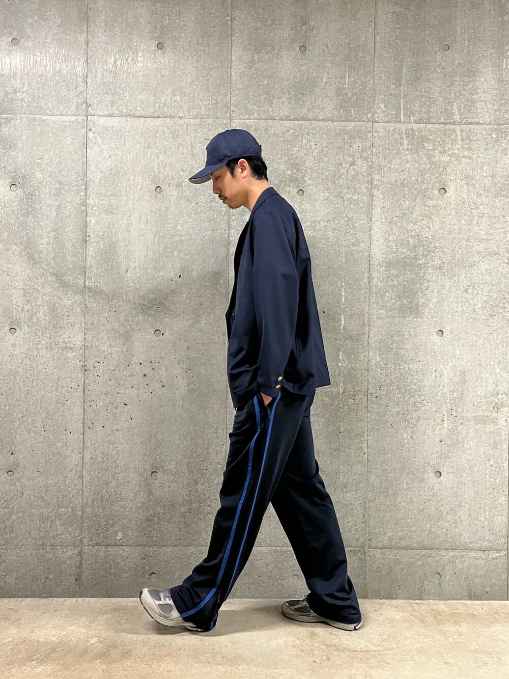 「トラックパンツ、韓国ファッション、春夏コーデ、スポーツミックス、古着MIX、ブルー、ブレザー、紺ブレ、Tシャツ、プリントT、リラックススタイル、大人カジュアル、着回しコーデ、GAP、お洒落さんとつながりたい」｜「GLOSTERの【GLOSTER/グロスター】サマージャケット ネイビーブレザー 紺ブレ 金ボタン ダブル（テーラードジャケット、ブルー系）」を使った、ハヤシさん（メンズ・183cm）の春コーディネートの3枚目の写真
