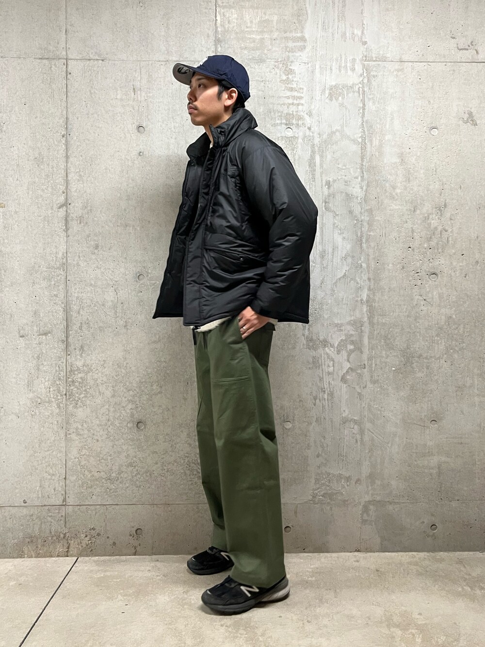 「カーゴパンツ、レイヤードスタイル、韓国ファッション、キャップ、冬アウター、休日スタイル、クリスマスに着たい服、古着MIX、スニーカー、中綿ジャケット、モンスターパーカー、ミリタリー、マイベストコーデ2023、お出かけコーデ、ベイカーパンツ」｜「GLOSTERの【CLIMASHIELD/クライマシールド(R)】ミリタリーショートブルゾン モンスターパーカー（ダウンジャケット/コート、ブラック系）」を使った、ハヤシさん（メンズ・183cm）の冬コーディネートの3枚目の写真