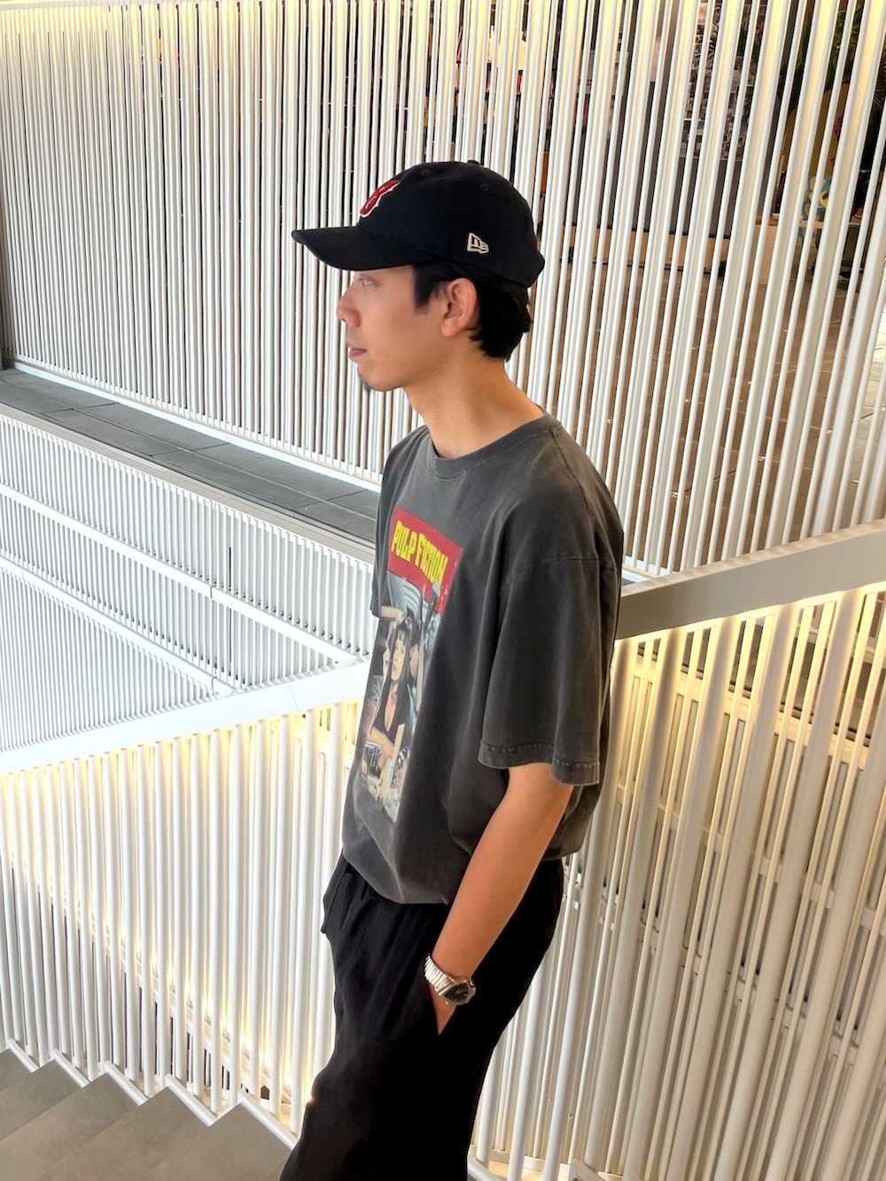 「夏コーデ、映画Tシャツ、古着MIX、古着コーデ、モノトーン、ブラック、ブラックコーデ、デートコーデ、キャップ、夏だ！Tシャツ着よう！、Tシャツ、Tシャツコーデ、夏、リラックススタイル、タックイン」｜「GOOD ROCK SPEEDの【GOOD ROCK SPEED/グッドロックスピード】PLUP FICTION ピグメントTシャツ ロゴ フォトTシャツ（Tシャツ/カットソー、ブラック系）」を使った、ハヤシさん（メンズ・183cm）の夏コーディネートの3枚目の写真