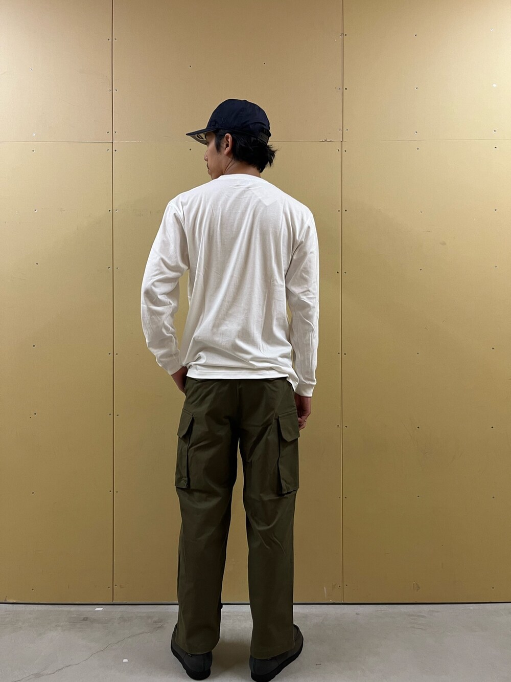 「ストリート、m47、カーゴパンツ、カーキ、カーキパンツ、ミリタリー、ミリタリーコーデ、イラスト、イラストT、キャップ、メンズライク、ユニセックス、秋コーデ、秋のコーデ、秋服」｜「GLOSTERのイラストレーター【ogwillust/オガワナツミ】コラボロンT vol2［the king of beasts］（Tシャツ/カットソー、ホワイト系）」を使った、ハヤシさん（メンズ・183cm）の秋コーディネートの3枚目の写真
