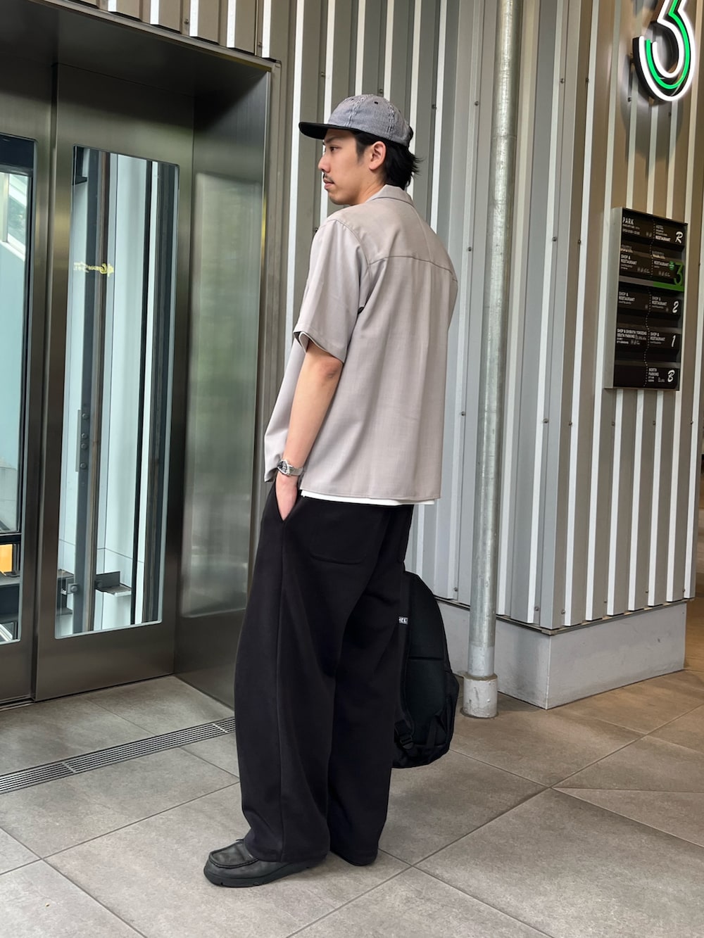 「オープンカラーシャツ、夏ルックで気分アップ、シンプルコーデ、きれいめカジュアル、夏コーデ、お出かけコーデ、プチプラ、レイヤードスタイル、モノトーン、キャップ、シンプルスタイル、シャツ、シャツスタイル、リュック、バックパック」｜「GLOSTERの【GLOSTER/グロスター】ドライポリツイル オープンカラーシャツ 開襟シャツ 半袖シャツ（シャツ/ブラウス、ベージュ系）」を使った、ハヤシさん（メンズ・183cm）の夏コーディネートの2枚目の写真