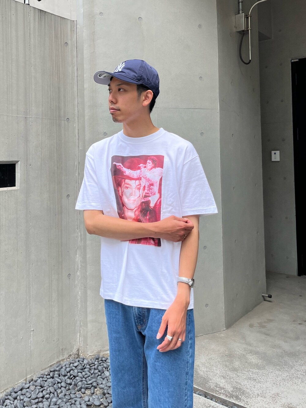 「夏コーデ、今日のコーデ、Tシャツ、Tシャツ×デニム、シンプルスタイル、デニム、リラックススタイル、プリントT、バンドT、大人カジュアル、メンズファッション、ゆるコーデ、キャップコーデ、スポーツミックス、ストリートコーデ」｜「SCREEN STARSの【LIFE×SCREEN STARS BEST/スクリーンスターズ ベスト】アーティスト フォトT（Tシャツ/カットソー、ホワイト系）」を使った、ハヤシさん（メンズ・183cm）の春コーディネートの2枚目の写真