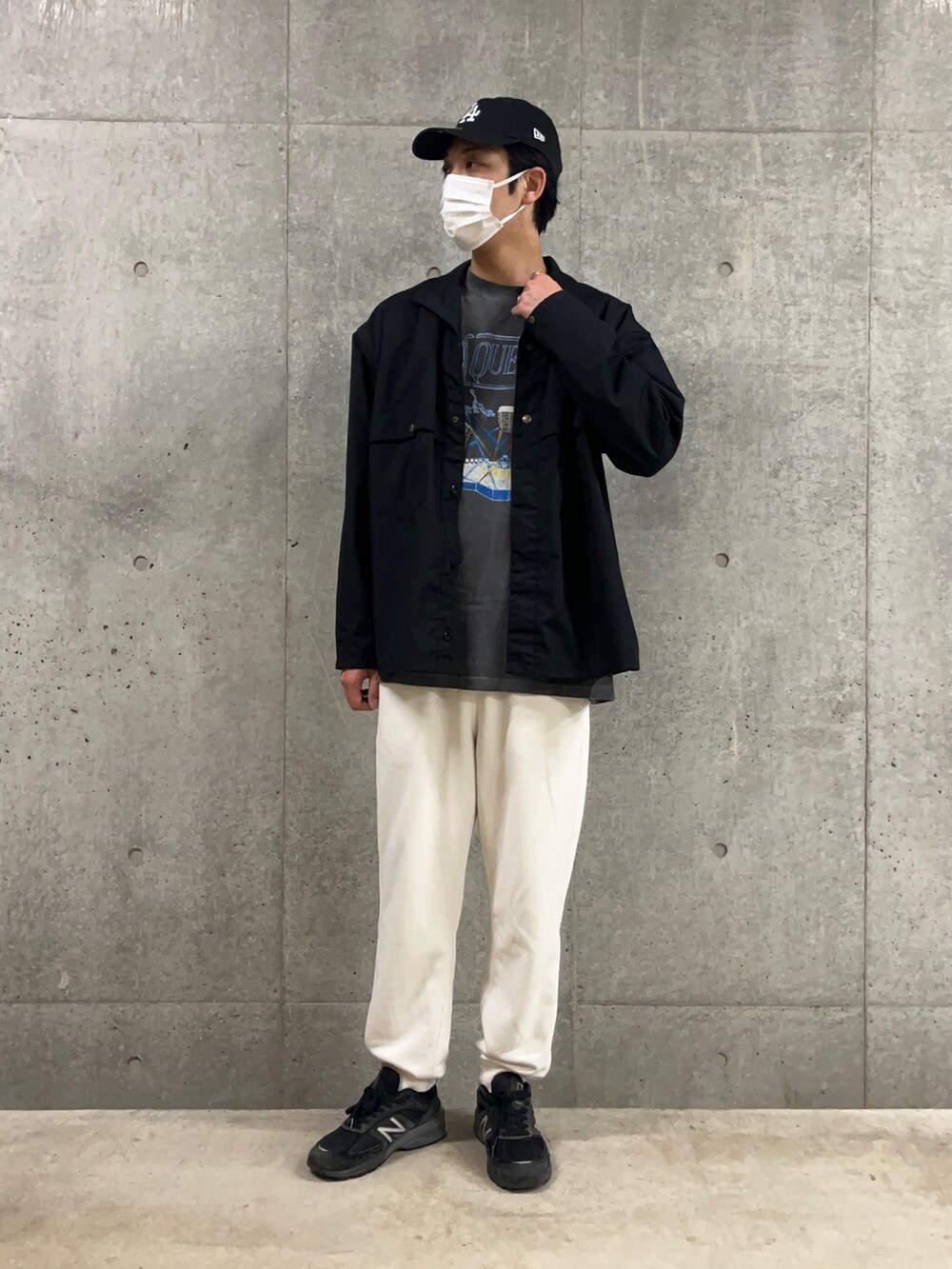 「春服デビュー宣言、オトナカジュアル、春服、ミリタリー、シャツ、Queen、バンドT、古着MIX、スウェットパンツ、モノトーンコーデ、ブルゾン、春コーデ、お洒落さんとつながりたい、シンプルコーデ、古着好きな人と繋がりたい」｜「ARMY TWILLの【ARMY TWILL/アーミーツイル】SHIRTS JACKET シャツジャケット（シャツ/ブラウス、ブラック系）」を使った、ハヤシさん（メンズ・183cm）の春コーディネートの2枚目の写真