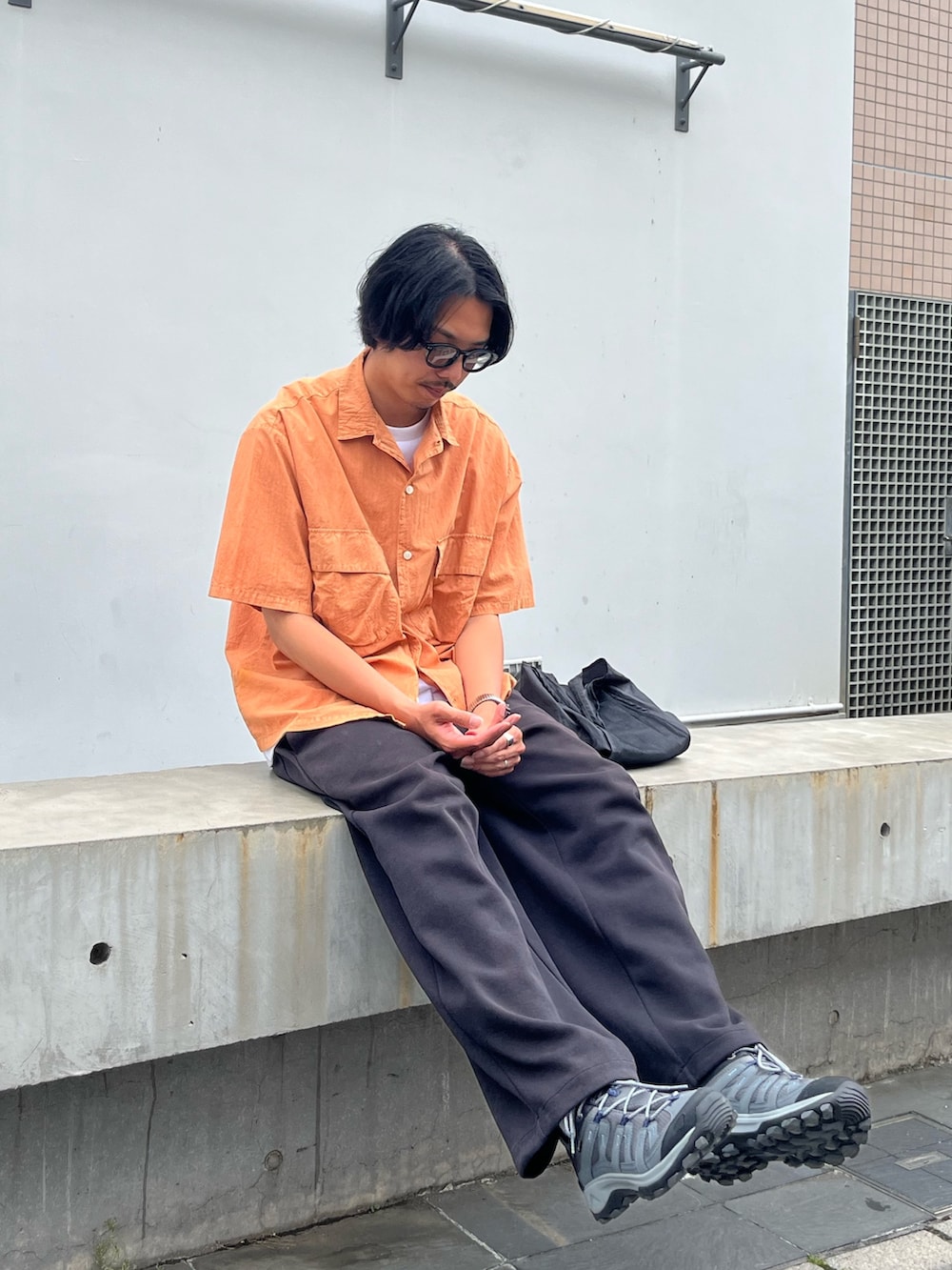 「オープンカラーシャツ、夏ルックで気分アップ、サングラス、シンプルコーデ、夏コーデ、お出かけコーデ、レイヤードスタイル、お洒落さんとつながりたい、ストリートコーデ、大人カジュアル、いいね、save、フォローお願いします🤑、シャツ、シャツスタイル、オレンジ、ootd」｜「GOOD ROCK SPEEDの【GOOD ROCK SPEED】フォード / 車 / FORD / ロゴ プリントTシャツ（Tシャツ/カットソー、ホワイト系）」を使った、ハヤシさん（メンズ・183cm）の夏コーディネートの4枚目の写真