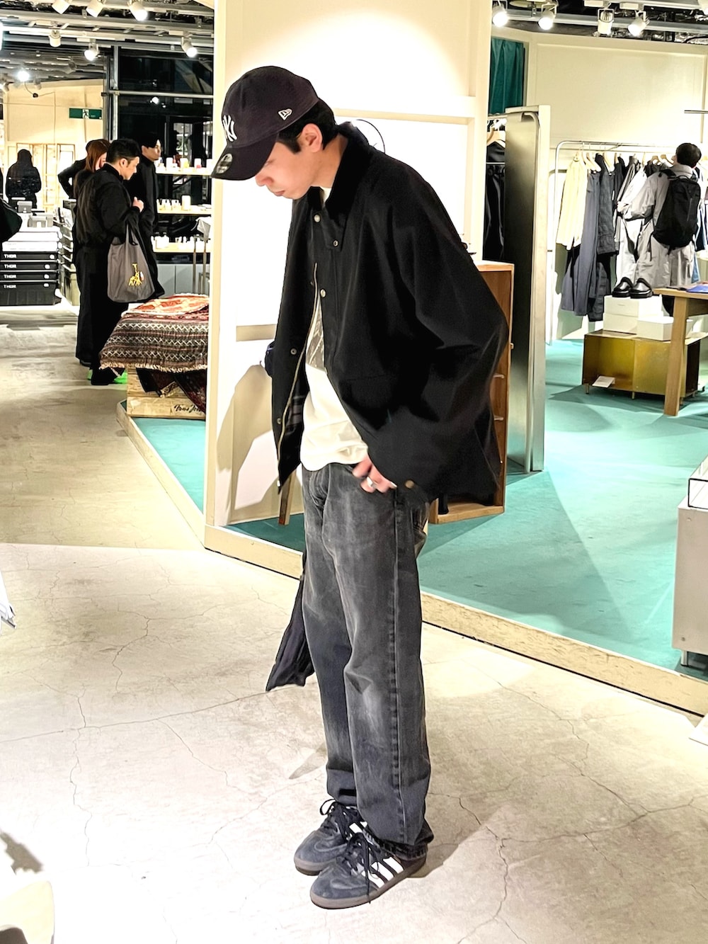 「春色、今日のコーデ、春服コーデ、レイヤードスタイル、デニム、いいね、save、フォローお願いします🤑、シンプルコーデ、おしゃれさんと繋がりたい、バンドT、古着MIX、ハンティングジャケット、春アウター、春コーデ、春、春服」｜「GOOD ROCK SPEEDの【GOOD ROCK SPEED】ビッグシルエットバンドTシャツ ロックT レーヨン混（Tシャツ/カットソー、ホワイト系）」を使った、ハヤシさん（骨格ストレート・メンズ・183cm）の春コーディネートの2枚目の写真