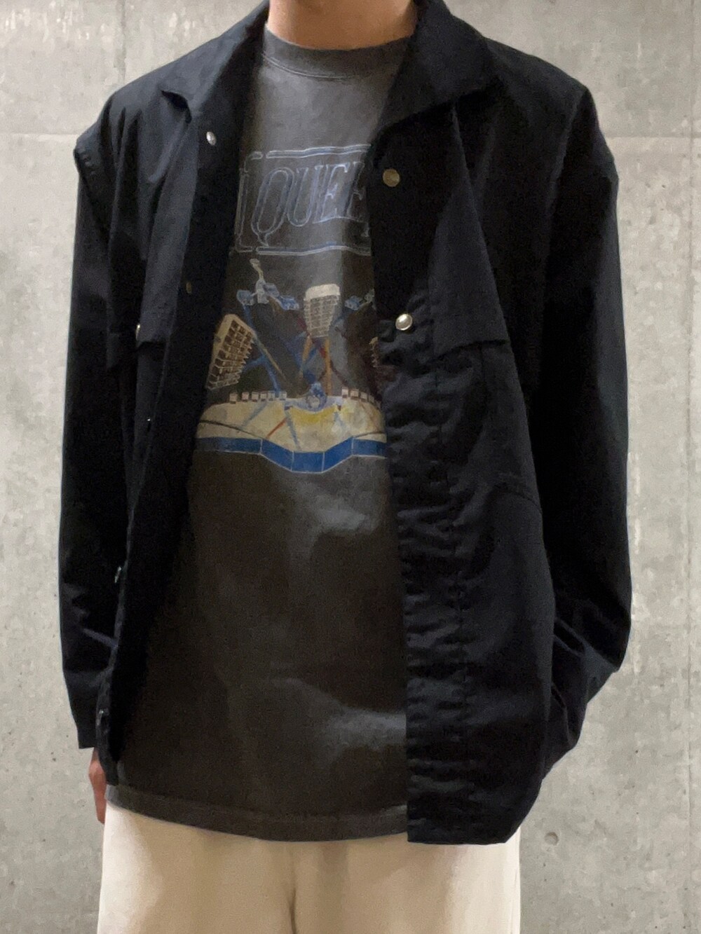 「春服デビュー宣言、オトナカジュアル、春服、ミリタリー、シャツ、Queen、バンドT、古着MIX、スウェットパンツ、モノトーンコーデ、ブルゾン、春コーデ、お洒落さんとつながりたい、シンプルコーデ、古着好きな人と繋がりたい」｜「ARMY TWILLの【ARMY TWILL/アーミーツイル】SHIRTS JACKET シャツジャケット（シャツ/ブラウス、ブラック系）」を使った、ハヤシさん（メンズ・183cm）の春コーディネートの3枚目の写真