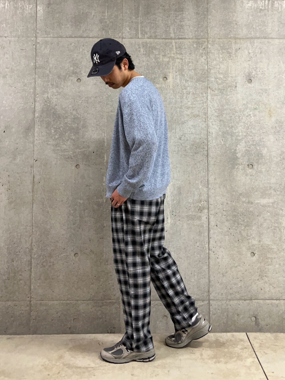 「春色、春めき満開コーデ、キャップ、休日スタイル、デートコーデ、カーディガン、お出かけコーデ、チェック、チェックパンツ、ブルー、ブルーコーデ、春夏コーデ、大人カジュアル、シンプルスタイル、シンプル」｜「GLOSTERの【GLOSTER/グロスター】フレンチブルドッグ刺繍 リネン混 カーディガン Vネック（カーディガン/ボレロ、ブルー系）」を使った、ハヤシさん（骨格ストレート・メンズ・183cm）の春コーディネートの2枚目の写真