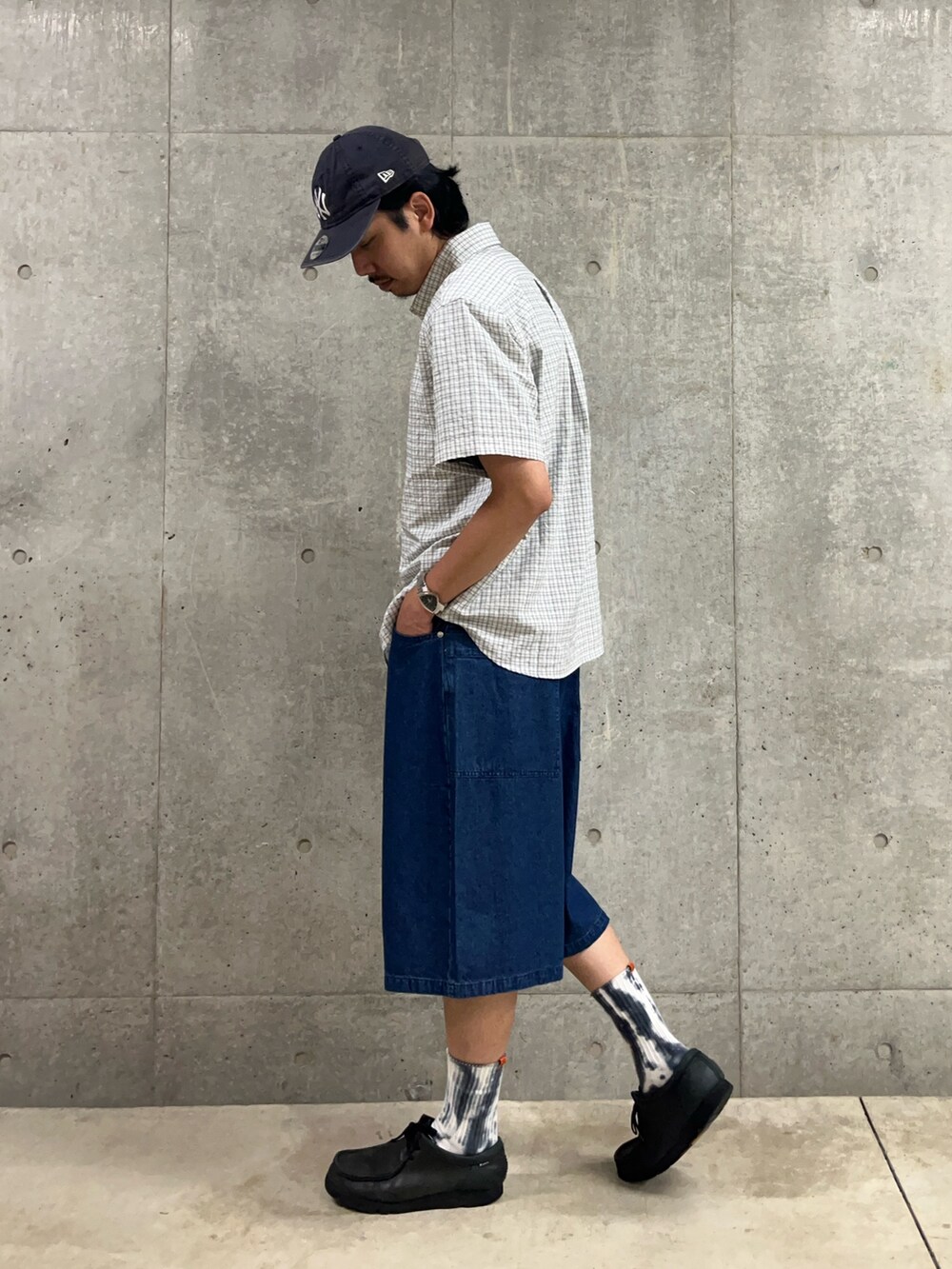 「柄シャツ、夏コーデ、キャップ、韓国ファッション、ハーフパンツ、デニム、シャツスタイル、お出かけコーデ、フェススタイル、おしゃれさんと繋がりたい、シンプルスタイル、シャツ、チェック、チェックシャツ、タイダイ柄」｜「GEVACOの【EXCLUSIVE】【GEVACO/ゲバコ】シアサッカー ボタンダウン半袖シャツ（無地/チェック）（シャツ/ブラウス、ホワイト系）」を使った、ハヤシさん（骨格ストレート・メンズ・183cm）の夏コーディネートの2枚目の写真