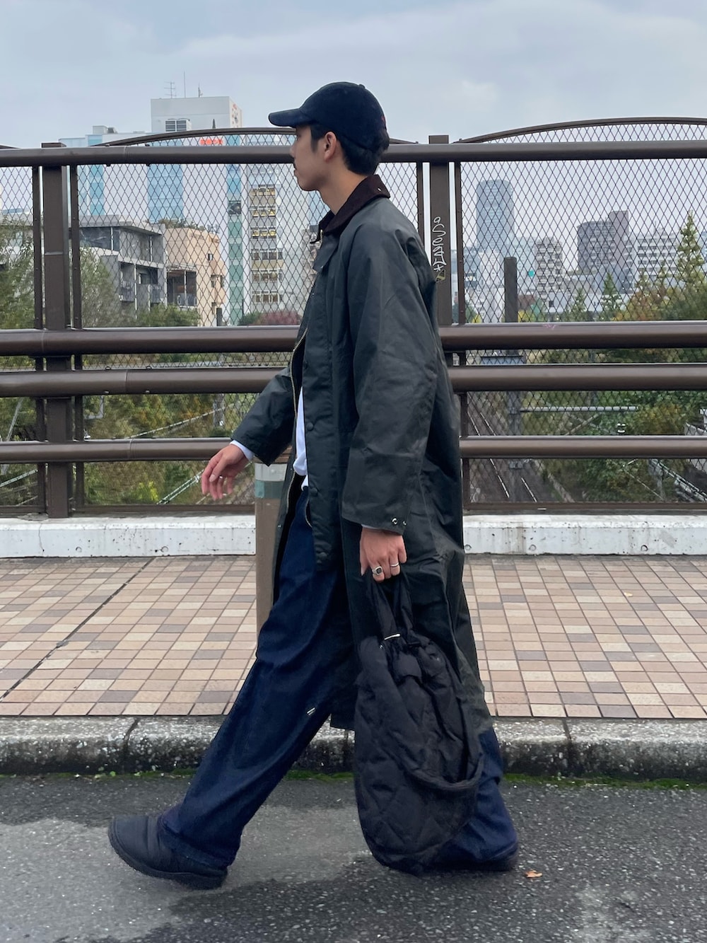 「冬コーデ、ロングコート、クリスマスに着たい服、マイベストコーデ2024、デニム、テーマパークコーデ、SUBU、キャップ、冬アウター、休日スタイル、バブアー、barbour、おしゃれさんと繋がりたい、オトナカジュアル、シンプルスタイル」｜「Barbourの【Barbour】BURGHLEY バーレー ワックス コットン ロング コート オーバーサイズ（その他アウター、グリーン系）」を使った、ハヤシさん（メンズ・183cm）の冬コーディネートの4枚目の写真