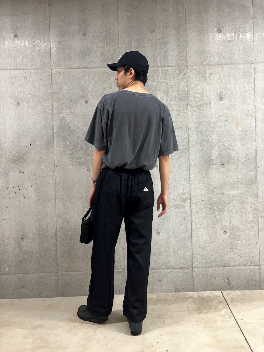 「バンドT、バンT、古着MIX、古着、古着好きな人と繋がりたい、ブラック、ワントーンコーデ、夏コーデ、モノトーン、デートコーデ、キャップ、夏だ!Tシャツ着よう!、シンプルコーデ、ストリートMIX、おしゃれさんと繋がりたい」|「GOOD ROCK SPEEDの【新柄追加】【GOOD ROCK SPEED/グッドロックスピード】別注オーバーサイズTシャツ バンT バンドT(Tシャツ/カットソー、その他)」を使った、ハヤシさん(メンズ・183cm)の夏コーディネートの3枚目の写真