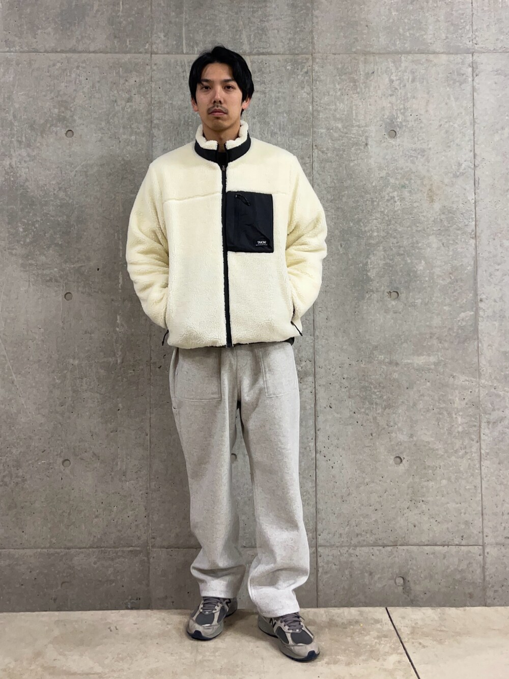 「オトナカジュアル、メンズファッション、休日コーデ、ラフ、おでかけコーデ、スウェットパンツ、ボア、ボアジャケット、ボアブルゾン、リバーシブル、着回しコーデ、アウトドア、アウトドアスタイル、ダウンジャケット、ダウン」｜「TAIONの【TAION】マウンテン リバーシブル ハイネック ライトダウン×ソフトボア ジャケット（ダウンジャケット/コート、ホワイト系）」を使った、ハヤシさん（骨格ストレート・メンズ・183cm）の冬コーディネートの3枚目の写真