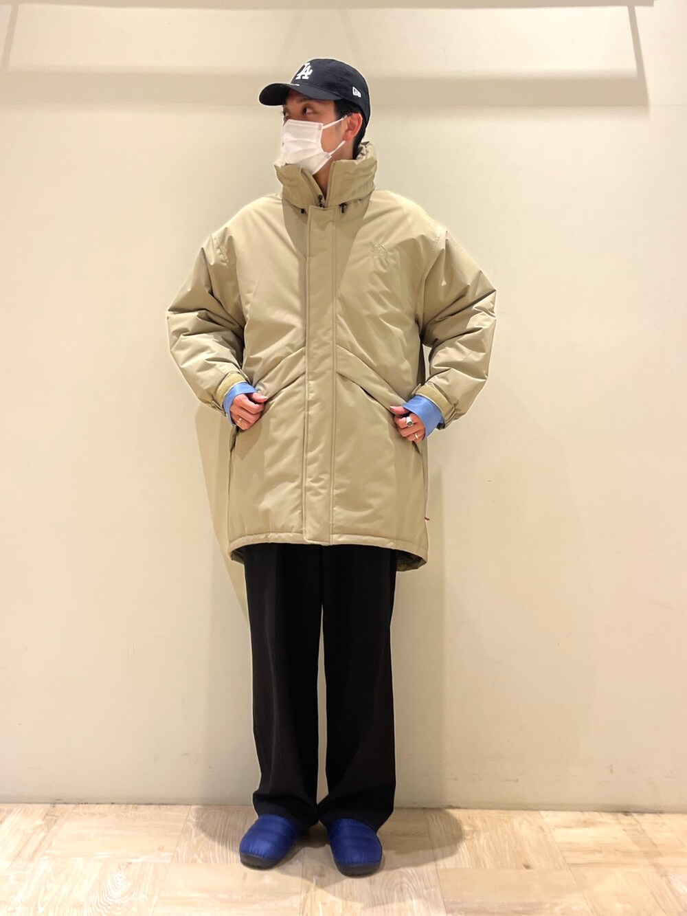 「シンプル、franklinclimbing、フランクリンクライミング、着回しコーデ、モンスターパーカー、オーバーサイズ、ビッグシルエット、冬コーデ、アウター、トレンド、中綿ジャケット、スポーツミックス、SUBU、おしゃれさんと繋がりたい、大人カジュアル」｜「Franklin Climbingの【Franklin Climbing/フランクリンクライミング】モンスターパーカー（ミリタリージャケット、ベージュ系）」を使った、ハヤシさん（メンズ・183cm）の冬コーディネートの2枚目の写真