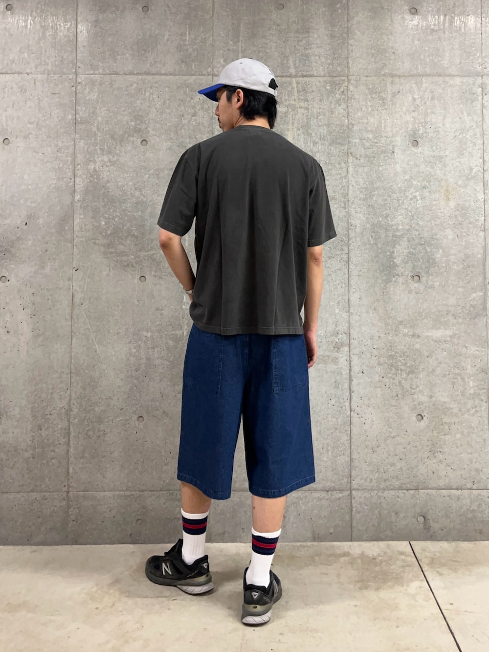 「黒Tシャツ、スポーツミックス、古着MIX、キャップ、ハーフパンツ、デニム、Tシャツ、夏コーデ、メンズファッション、お出かけコーデ、今日のコーデ、初夏コーデ、Tシャツコーデ、アニマル、トレンド」｜「GLOSTERの【新柄追加】【GLOSTER/グロスター】DOG&CAT 犬猫プリント ピグメント プリントTシャツ（Tシャツ/カットソー、ブラック系）」を使った、ハヤシさん（骨格ストレート・メンズ・183cm）の夏コーディネートの3枚目の写真