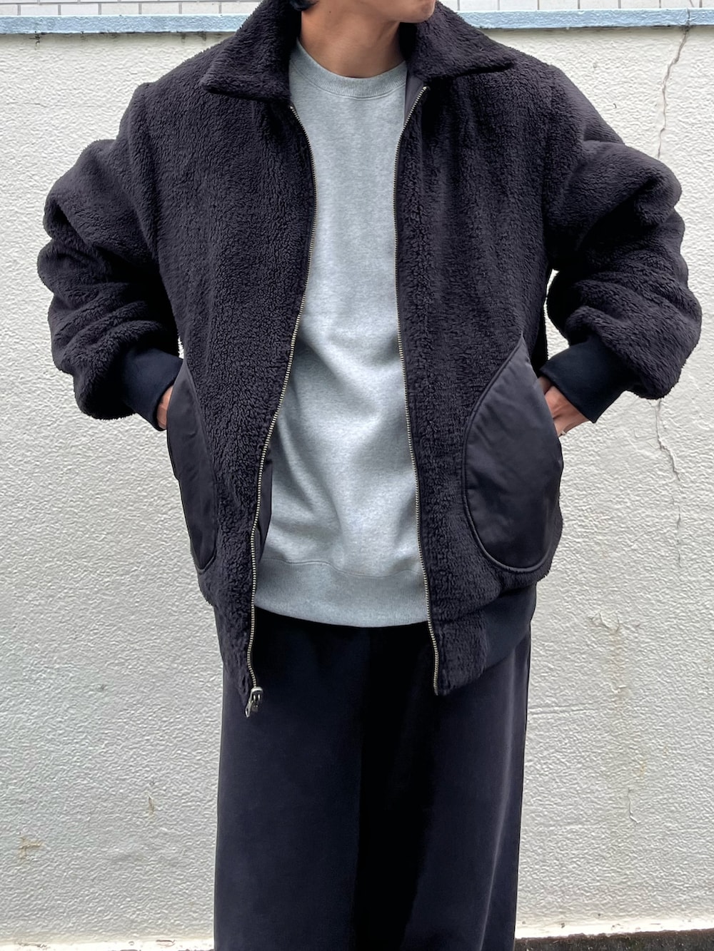 「冬コーデ、クリスマスに着たい服、モノトーン、モノトーンコーデ、フライトジャケット、ボンバージャケット、アウター、リバーシブル、ボアジャケット、ミリタリー、ミリタリージャケット、大人コーデ、冬アウター、キャップ、スウェット」｜「ARMY TWILLの【ARMY TWILL/アーミーツイル】リバーシブル フライトジャケット（ブルゾン、ブラック系）」を使った、ハヤシさん（メンズ・183cm）の冬コーディネートの3枚目の写真