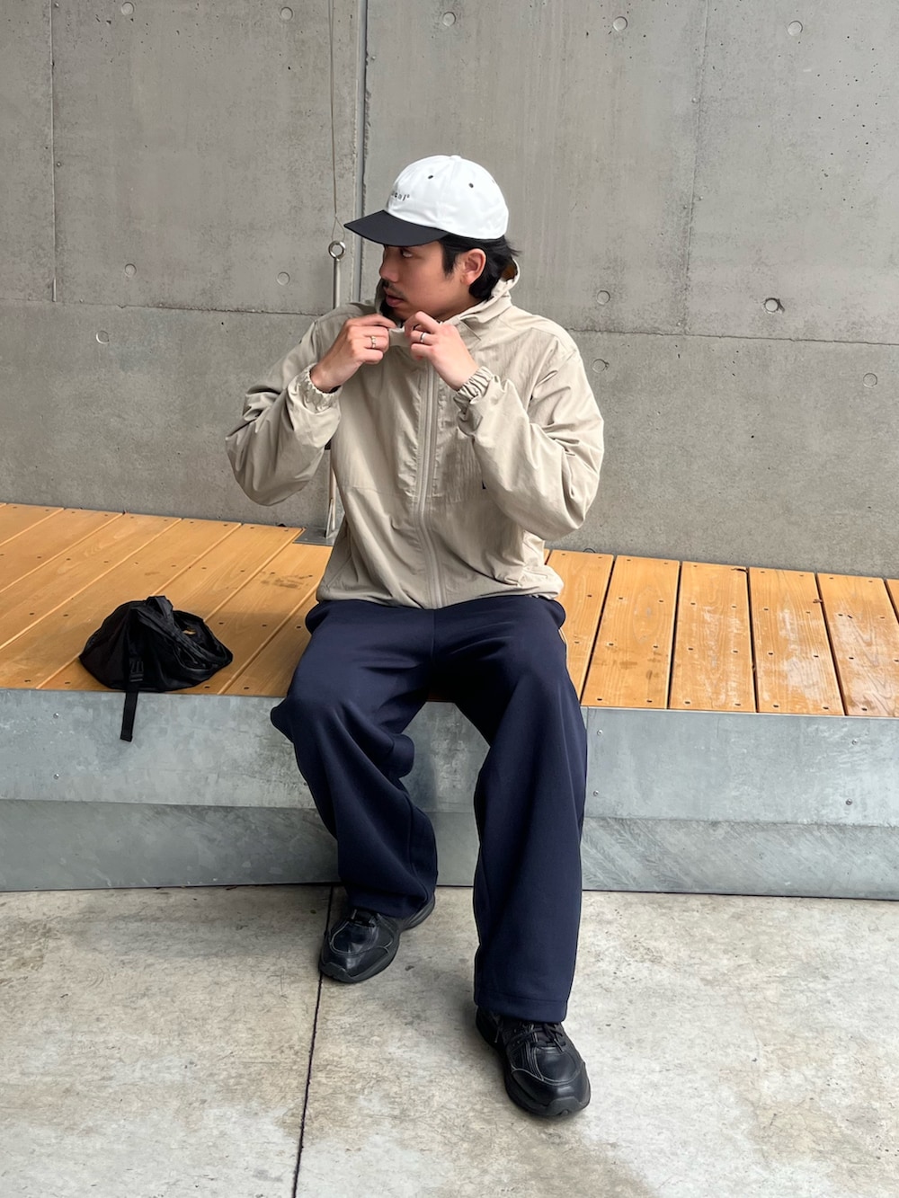 「スポーツミックス、雨の日コーデ、古着MIX、淡色コーデ、キャップ、ストリートコーデ、シティーボーイ、メンズライク、アウトドア、アウトドアスタイル、マウンテンパーカー、ナイロンジャケット、パーカー、大人コーデ、ファッションを楽しもう」｜「Franklin Climbingの【Franklin Climbing/フランクリンクライミング】マウンテンジャケット UV/撥水（ブルゾン、グレー系）」を使った、ハヤシさん（骨格ストレート・メンズ・183cm）の夏コーディネートの4枚目の写真