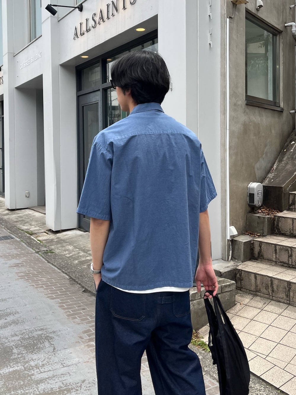 「柄シャツ、レイヤードスタイル、サンダル、夏コーデ、韓国ファッション、デートコーデ、メガネ男子、きれいめカジュアル、デニム、サングラス、シャツスタイル、古着MIX、お出かけコーデ、大人カジュアルコーデ、おしゃれさんと繋がりたい」｜「GLOSTERの【GLOSTER/グロスター】コットンピグメントショーツスリーブシャツ オーバーシャツ（シャツ/ブラウス、ブルー系）」を使った、ハヤシさん（骨格ストレート・メンズ・183cm）の夏コーディネートの3枚目の写真