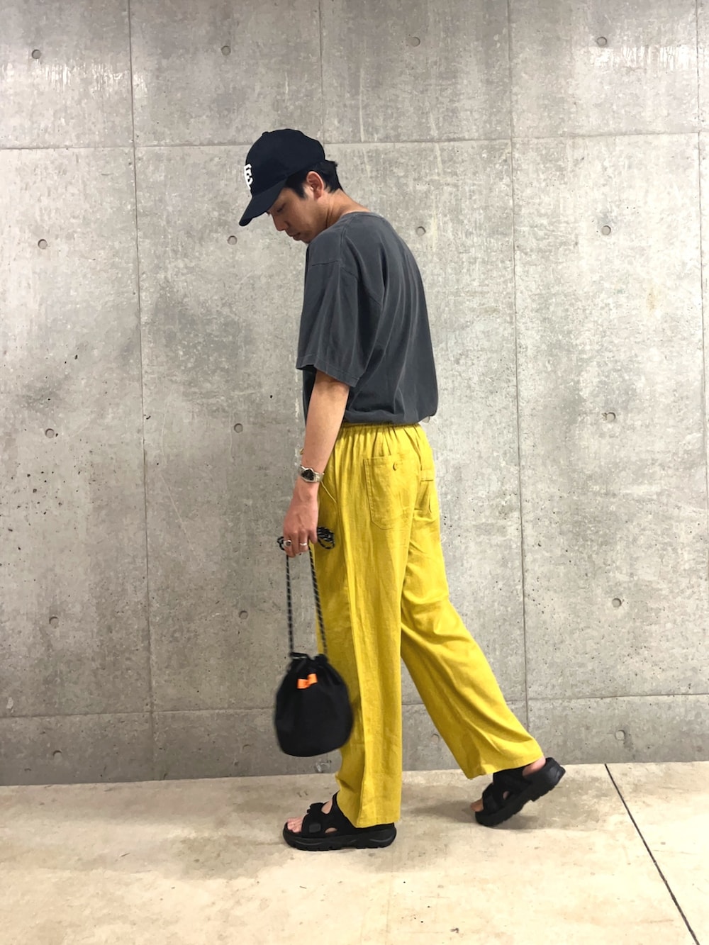 「デートコーデ、キャップ、夏コーデ、サンダル、夏だ!Tシャツ着よう!、スポーツサンダル、イエロー、ミッキー、ミッキーT、ディズニーコーデ、ディズニー、古着MIX、巾着バッグ、リラックススタイル、大人カジュアル」|「GOOD ROCK SPEEDの【GOOD ROCK SPEED/グッドロックスピード】別注ミッキー / プリント / 半袖Tシャツ / MICKEY(Tシャツ/カットソー、ブラック系)」を使った、ハヤシさん(メンズ・183cm)の夏コーディネートの2枚目の写真
