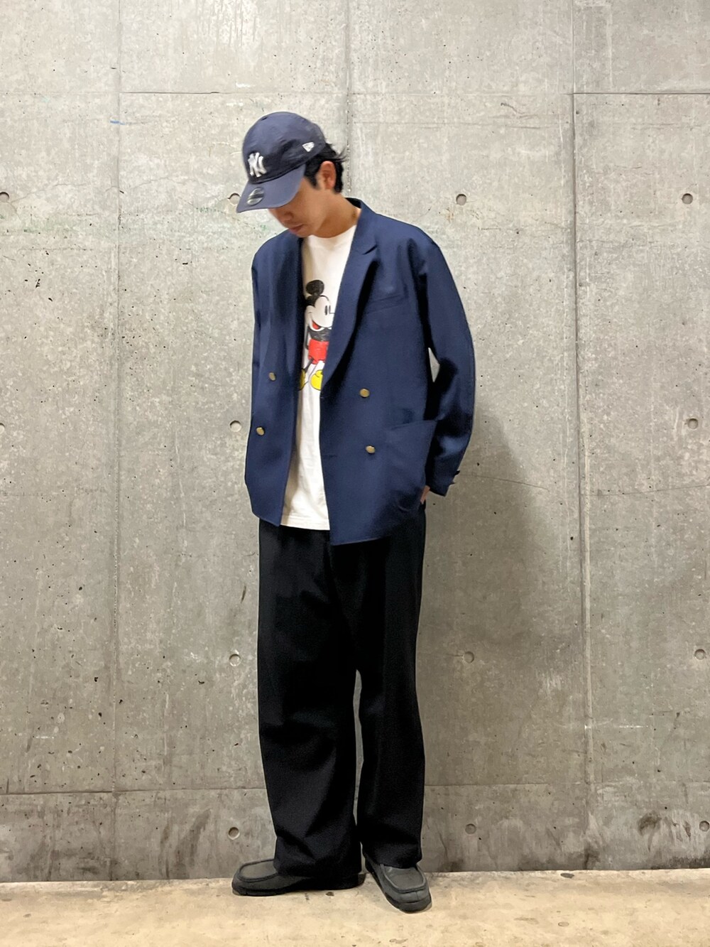 「春のおしゃ見えテクニック、スラックス、春服みてみて、ブーツ、レイヤードスタイル、お出かけコーデ、ジャケットスタイル、シンプルコーデ、大人カジュアル、メンズコーデ、ミッキー、ミッキーT、ディズニーコーデ、春コーデ、春服」｜「Clarksの【限定展開】【CLARKS/クラークス】Wallabee Boot ワラビーブーツ（ブーツ、ブラック系）」を使った、ハヤシさん（メンズ・183cm）の春コーディネートの2枚目の写真