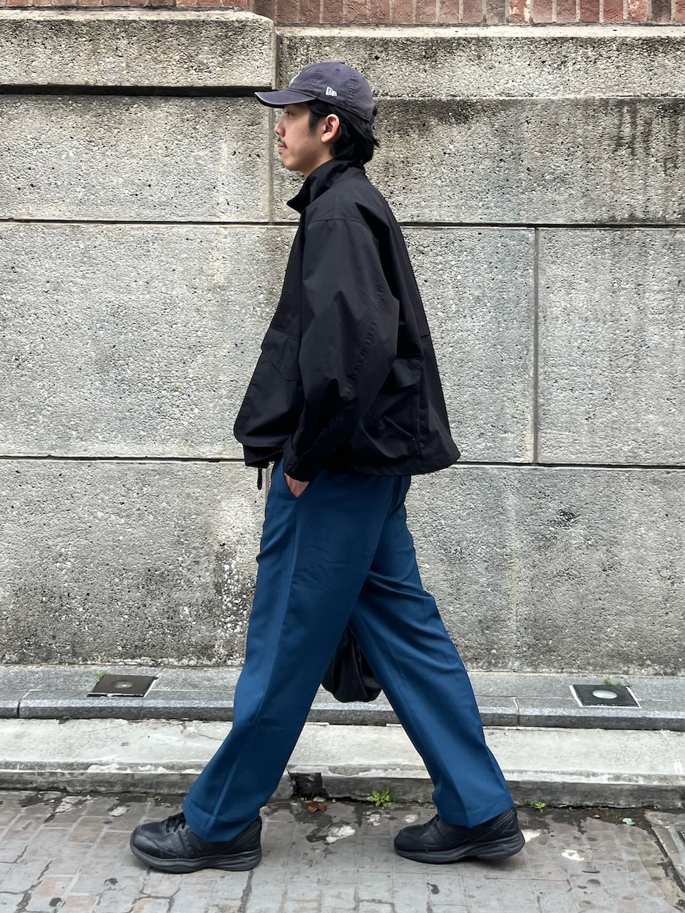 「アメカジ、モノトーン、雨の日コーデ、黒Tシャツ、古着MIX、デートコーデ、キャップ、レイヤードスタイル、Tシャツ、春夏コーデ、ブルゾン、羽織り、大人カジュアル、大人コーデ、シンプルコーデ」｜「GOOD ROCK SPEEDの【GOOD ROCK SPEED】映画 /ムービー / MOVIE プリントTシャツ（Tシャツ/カットソー、ブラック系）」を使った、ハヤシさん（骨格ストレート・メンズ・183cm）の夏コーディネートの2枚目の写真