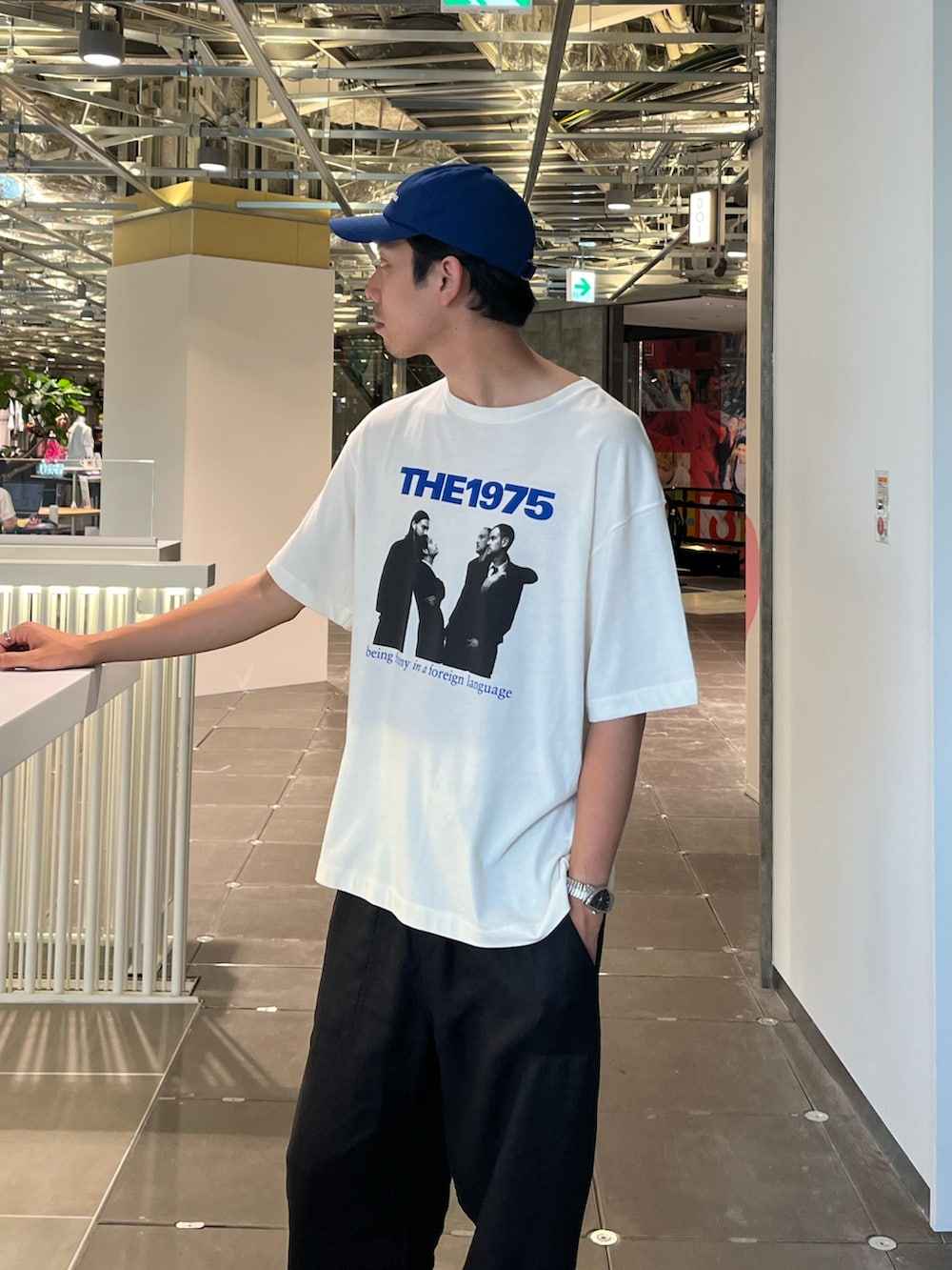 「白Tシャツ、シンプルコーデ、夏コーデ、サンダル、スポーツミックス、お出かけコーデ、キャップ、ロゴT、夏服、オトナカジュアル、リネンパンツ、oofos、ビッグシルエット、バンドT、夏だ！Tシャツ着よう！」｜「GOOD ROCK SPEEDの【GOOD ROCK SPEED】ビッグシルエットバンドTシャツ ロックT レーヨン混（Tシャツ/カットソー、ホワイト系）」を使った、ハヤシさん（メンズ・183cm）の夏コーディネートの2枚目の写真