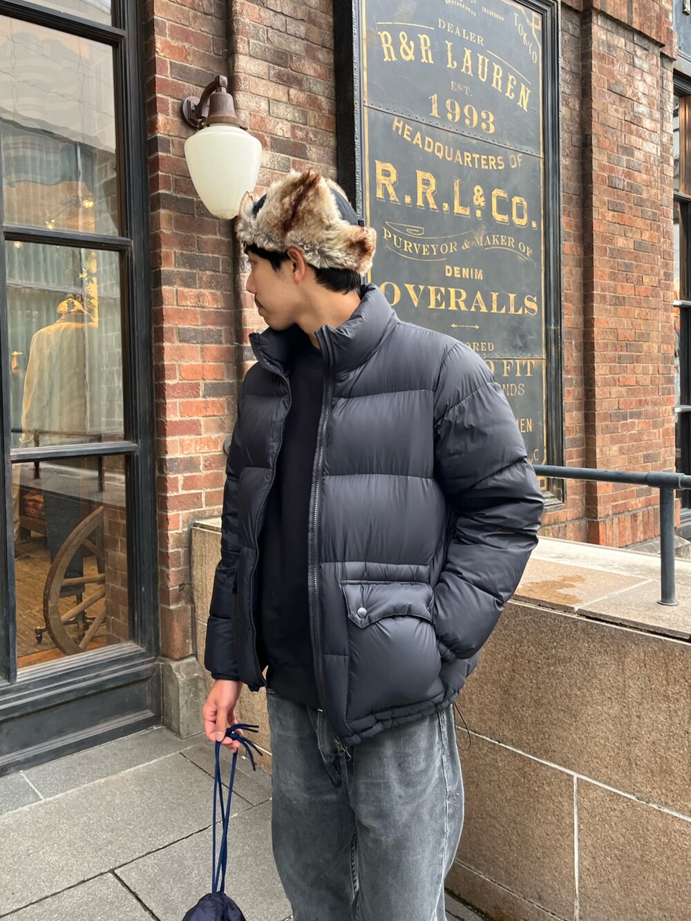 「フライトキャップ、帽子、キャップ、冬、冬コーデ、冬アウター、あったかコーデ、ダウン、ダウンジャケット、TAION、トレンド、大人カジュアル、休日スタイル、デニム、ブラック」｜「TAIONの【TAION/タイオン】PERSONAL EFFECTS BAG ダウンバッグ 巾着 UNISEX（ショルダーバッグ、ブラック系）」を使った、ハヤシさん（骨格ストレート・メンズ・183cm）の冬コーディネートの2枚目の写真