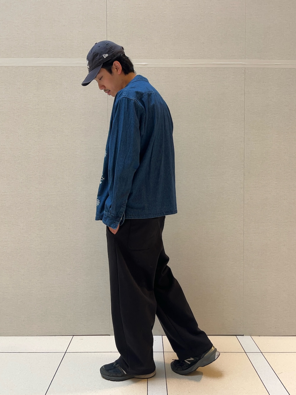 「春コーデ、デニム、デニムシャツ、刺繍、刺繍シャツ、デニムコーデ、春、春色、春服、休日スタイル、春服コーデ、いいね、save、フォローお願いします🤑、おしゃれさんと繋がりたい、カジュアルスタイル、トレンド」｜「GLOSTERの【Wonder Union Project】ASSORT ロングスリーブTシャツ ロンT（Tシャツ/カットソー、ホワイト系）」を使った、ハヤシさん（骨格ストレート・メンズ・183cm）の春コーディネートの2枚目の写真