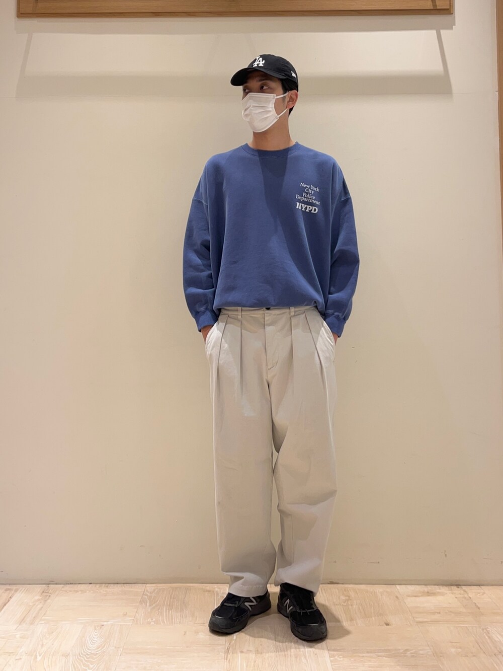 ブルー系のスウェット、ブルー系のショルダーバッグ、ベージュ系のその他パンツを着用したメンズの冬コーディネートの2枚目の写真