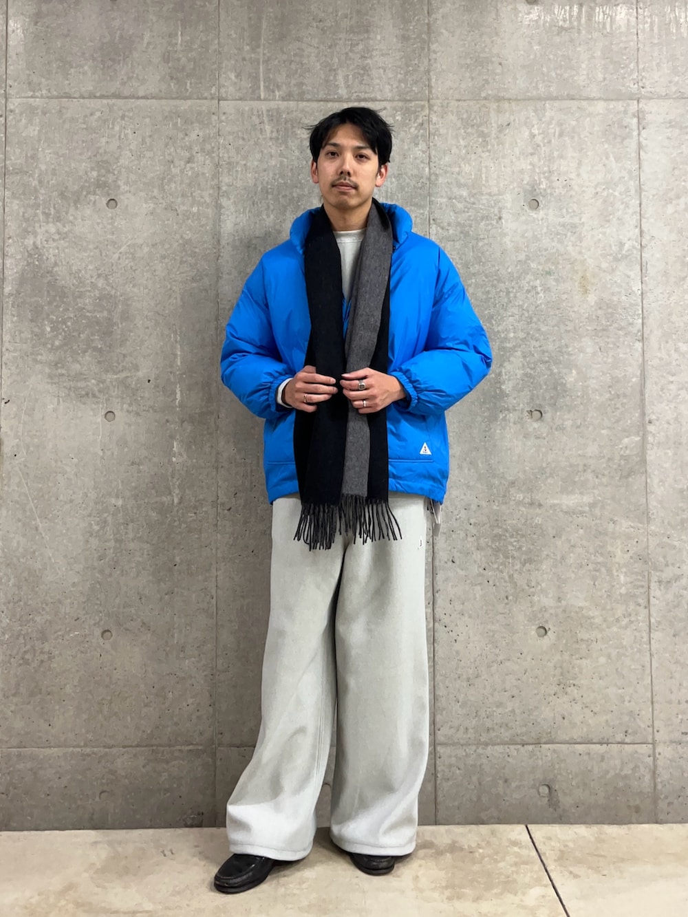 ブルー系のダウンジャケット/コート、グレー系のスウェット、グレー系のその他パンツを着用したメンズの冬コーディネートの3枚目の写真