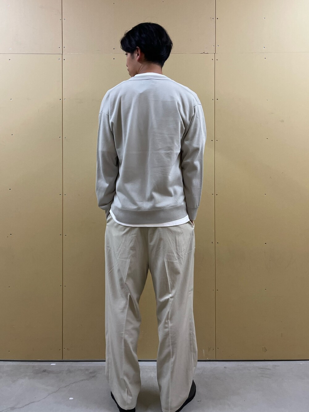 「みんなの白Tフェス、プチプラ、カーディガン、カーディガンコーデ、白Tシャツ、ホワイトコーデ、ホワイト、スラックス、スラックスパンツ、タックパンツ、ワイドパンツ、ワイドスラックス、きれいめカジュアル、キレイめ、カジュアルコーデ」｜「GLOSTERの【GLOSTER/グロスター】リネンライクカーディガン（カーディガン/ボレロ、ベージュ系）」を使った、ハヤシさん（メンズ・183cm）の夏コーディネートの3枚目の写真
