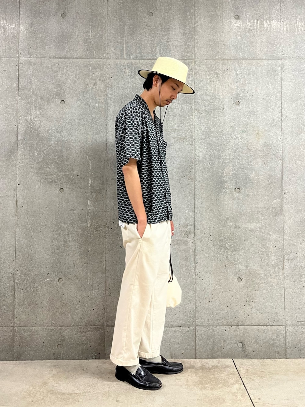 「柄シャツ、ワイドパンツ、シャツスタイル、休日スタイル、お出かけコーデ、白パンツ、ローファー、デートコーデ、総柄、オープンカラーシャツ、アロハシャツ、ストローハット、大人カジュアル、シャツコーデ、初夏コーデ」｜「GLOSTERの【GLOSTER】CODE LONG BRIM STRAW HAT ハット 麦わら カンカン帽（ハット、ホワイト系）」を使った、ハヤシさん（骨格ストレート・メンズ・183cm）の春コーディネートの3枚目の写真