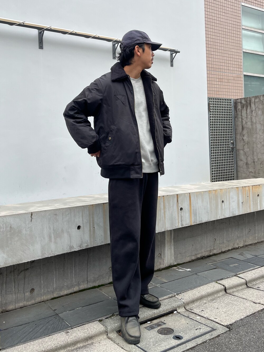 「冬コーデ、クリスマスに着たい服、モノトーン、モノトーンコーデ、フライトジャケット、ボンバージャケット、アウター、リバーシブル、ボアジャケット、ミリタリー、ミリタリージャケット、大人コーデ、冬アウター、キャップ、スウェット」｜「ARMY TWILLの【ARMY TWILL/アーミーツイル】リバーシブル フライトジャケット（ブルゾン、ブラック系）」を使った、ハヤシさん（メンズ・183cm）の冬コーディネートの4枚目の写真