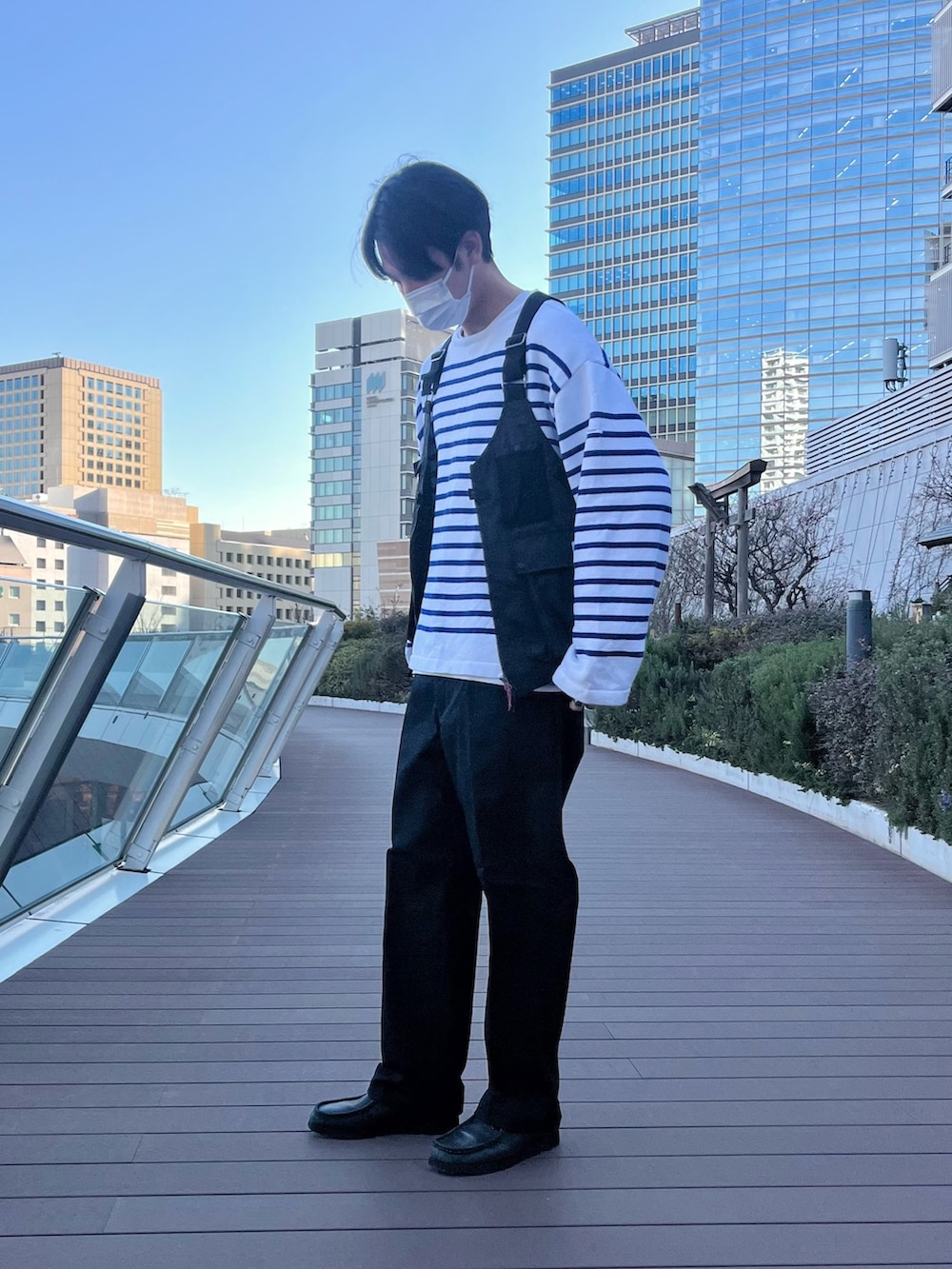 「ベスト、アウトドアスタイル、キャンプ、ボーダー、バスクボーダー、黒、青、シンプルスタイル、春服コーデ、春コーデ、服好きな人と繋がりたい、カジュアル、ゆるコーデ、ブラックコーデ、いいね、save、フォローお願いします🤑」｜「GLOSTERの【GLOSTER/グロスター】フレンチバスクニット プルオーバー ボートネック ボーダーニット（ニット/セーター、ホワイト系）」を使った、ハヤシさん（メンズ・183cm）の冬コーディネートの3枚目の写真