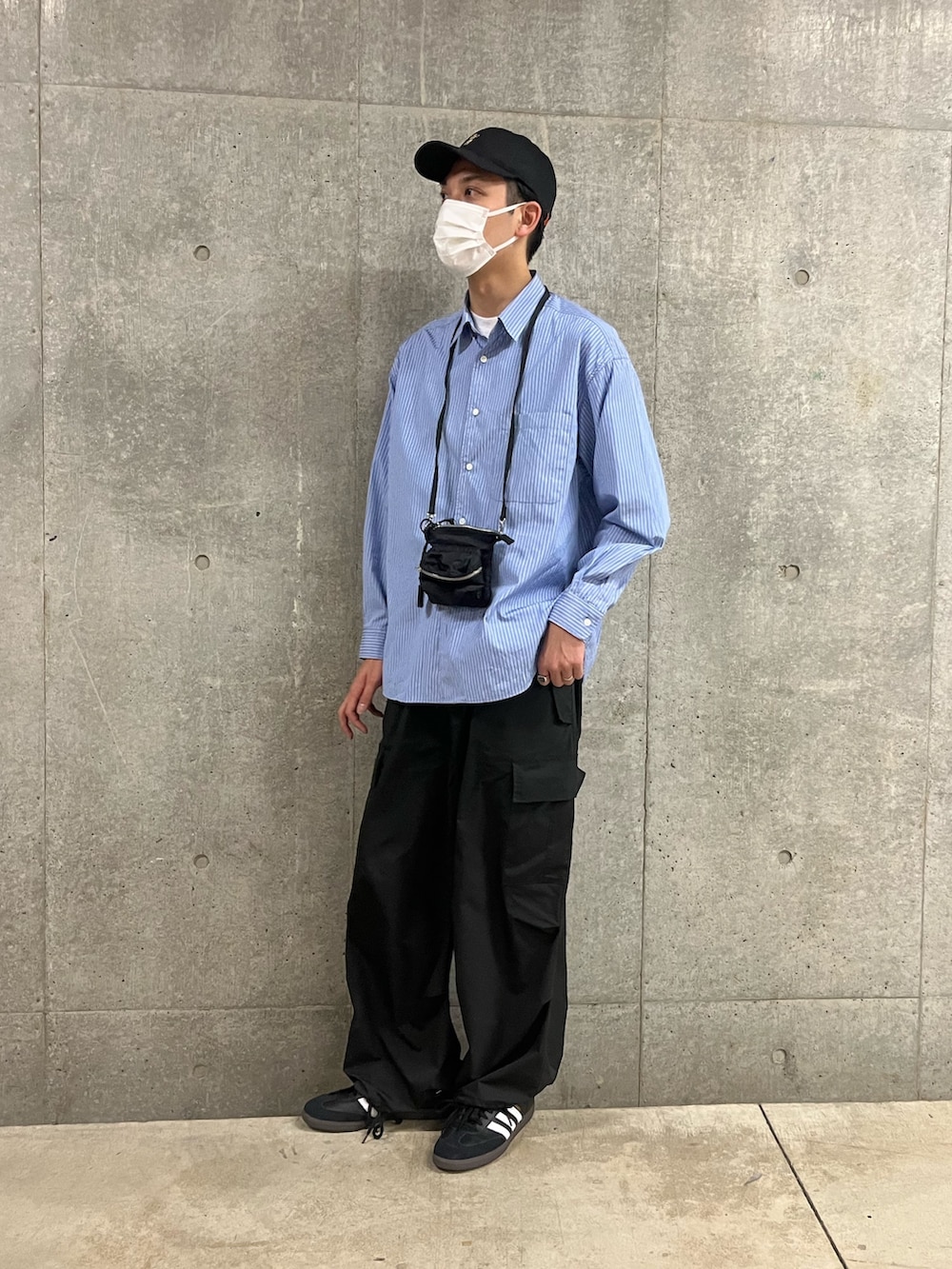 「春服デビュー宣言、シャツ、青シャツ、ストライプシャツ、M-65、カーゴパンツ、ワイドパンツ、ミリタリー、きれいめカジュアル、ナイロンパンツ、ブラック、春コーデ、春、着回しコーデ、大人カジュアル」｜「THOMAS MASONの【THOMAS MASON/トーマス・メイソン】ストライプシャツ レギュラーカラー オーバーサイズ（シャツ/ブラウス、ブルー系）」を使った、ハヤシさん（メンズ・183cm）の春コーディネートの3枚目の写真