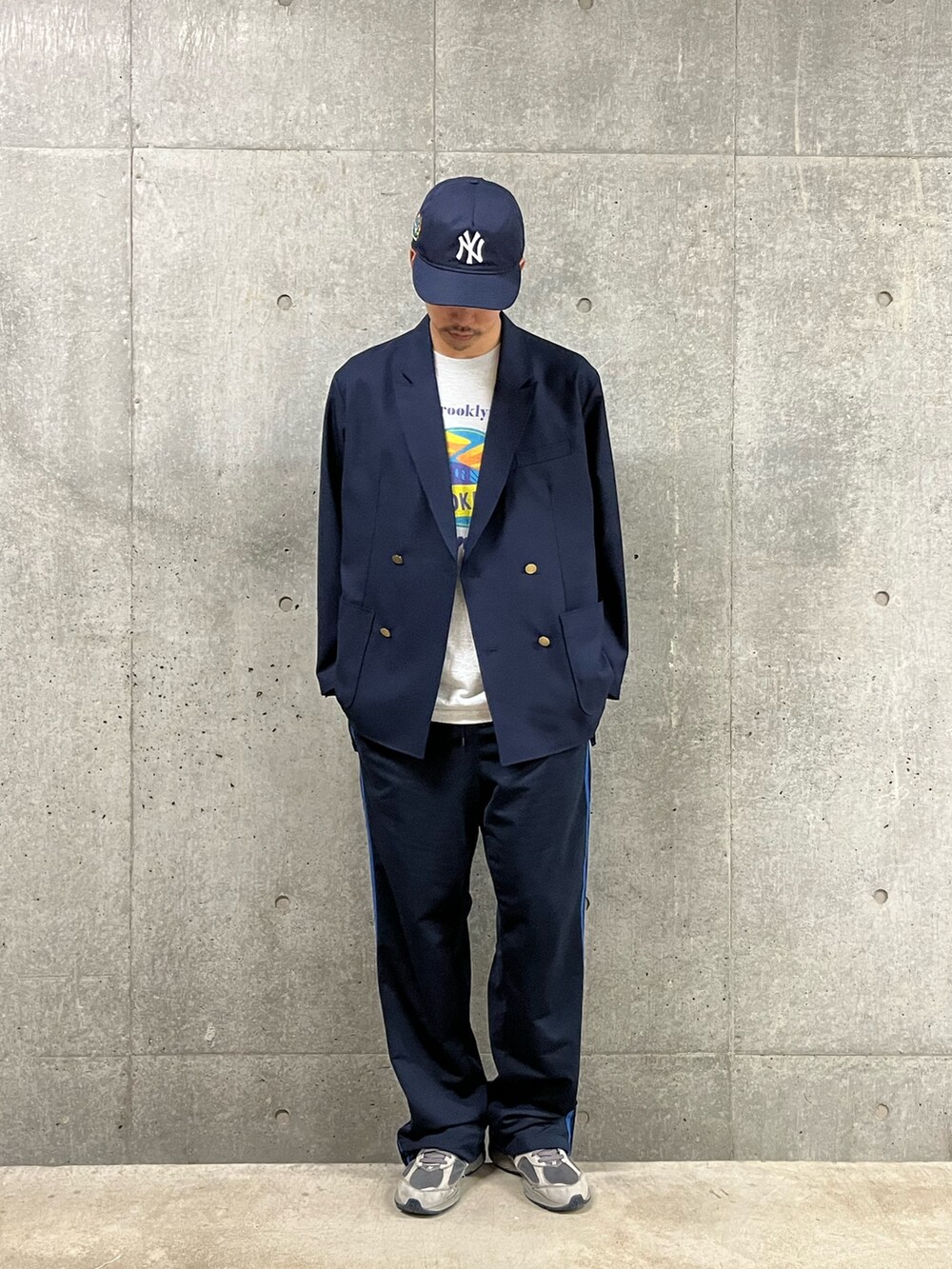 「トラックパンツ、韓国ファッション、春夏コーデ、スポーツミックス、古着MIX、ブルー、ブレザー、紺ブレ、Tシャツ、プリントT、リラックススタイル、大人カジュアル、着回しコーデ、GAP、お洒落さんとつながりたい」｜「GLOSTERの【GLOSTER/グロスター】サマージャケット ネイビーブレザー 紺ブレ 金ボタン ダブル（テーラードジャケット、ブルー系）」を使った、ハヤシさん（メンズ・183cm）の春コーディネートの2枚目の写真
