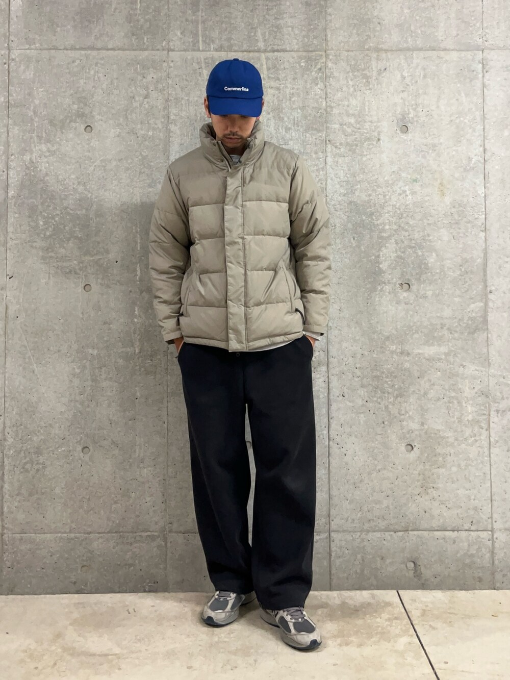 「春色、今日のコーデ、お出かけコーデ、春服コーデ、オトナカジュアル、メンズファッション、大人コーデ、シンプルコーデ、シンプル、キャップ、アウター、スウェット、スウェットコーデ、春コーデ、春」｜「TAIONの【TAION/タイオン】GLOSTER別注 COMPACT DOWN JACKET ダウンジャケット（ダウンジャケット/コート、グレー系）」を使った、ハヤシさん（骨格ストレート・メンズ・183cm）の春コーディネートの2枚目の写真