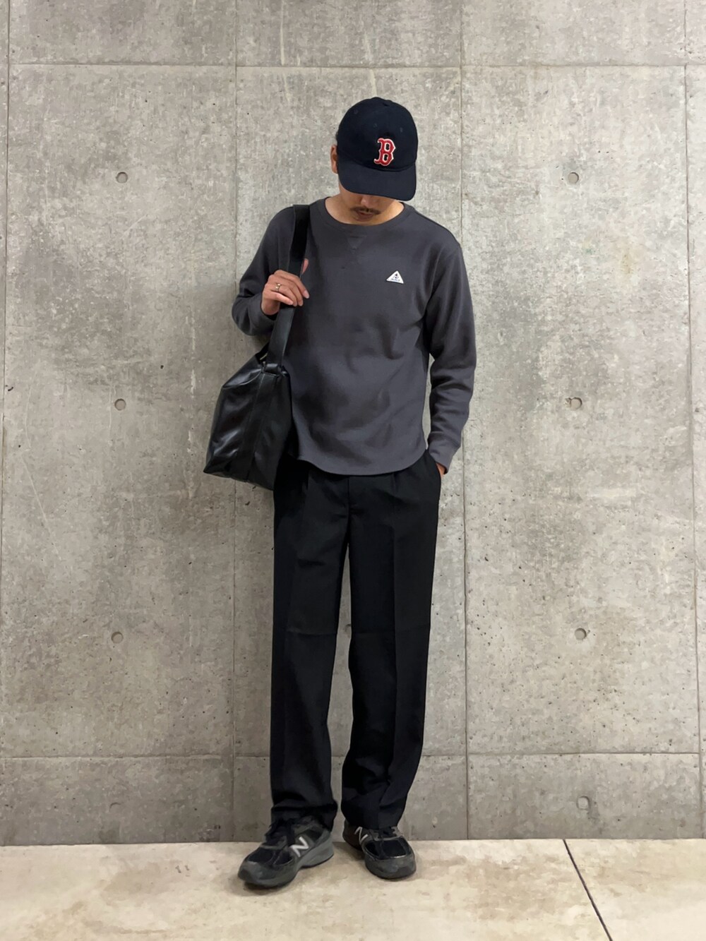 グレー系のTシャツ/カットソー、ブラック系のその他パンツ、ブラック系のショルダーバッグを着用したメンズの秋コーディネートの4枚目の写真