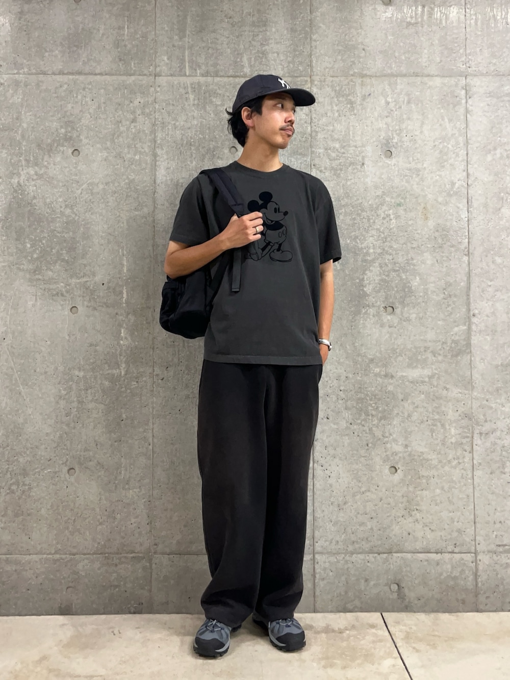 「秋服準備はじめました、着こなしのちょこっとテク、古着MIX、シンプルコーデ、お出かけコーデ、キャップ、ストリート、モノトーン、大人カジュアル、ミッキー、ミッキーT、ディズニーコーデ、ディズニー、テーマパークコーデ、ブラックコーデ」｜「GOOD ROCK SPEEDの【GOOD ROCK SPEED】MICKEY / フロッキープリントTシャツ（Tシャツ/カットソー、ブラック系）」を使った、ハヤシさん（骨格ストレート・メンズ・183cm）の秋コーディネートの2枚目の写真