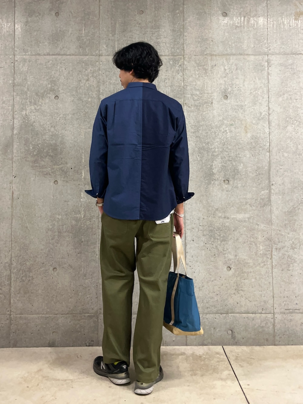 グリーン系のその他パンツ、ブルー系のシャツ/ブラウス、ホワイト系のTシャツ/カットソーを着用したメンズの秋コーディネートの3枚目の写真