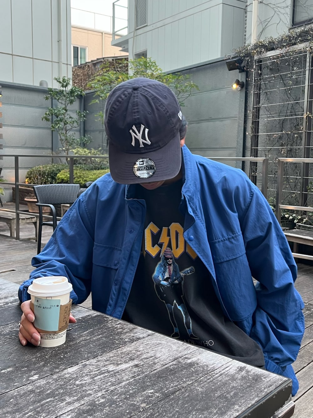 「レイヤードスタイル、キャップ、シンプルコーデ、韓国ファッション、休日スタイル、Tシャツ、お出かけコーデ、古着MIX、おでかけコーデ、いいね、save、フォローお願いします🤑、Tシャツコーデ、バンドT、黒Tシャツ、フェススタイル、フェス」｜「GOOD ROCK SPEEDの【GOOD ROCK SPEED】 別注 オーバーサイズバンドTシャツ バンT ロックT（Tシャツ/カットソー、ブラック系）」を使った、ハヤシさん（骨格ストレート・メンズ・183cm）の春コーディネートの2枚目の写真