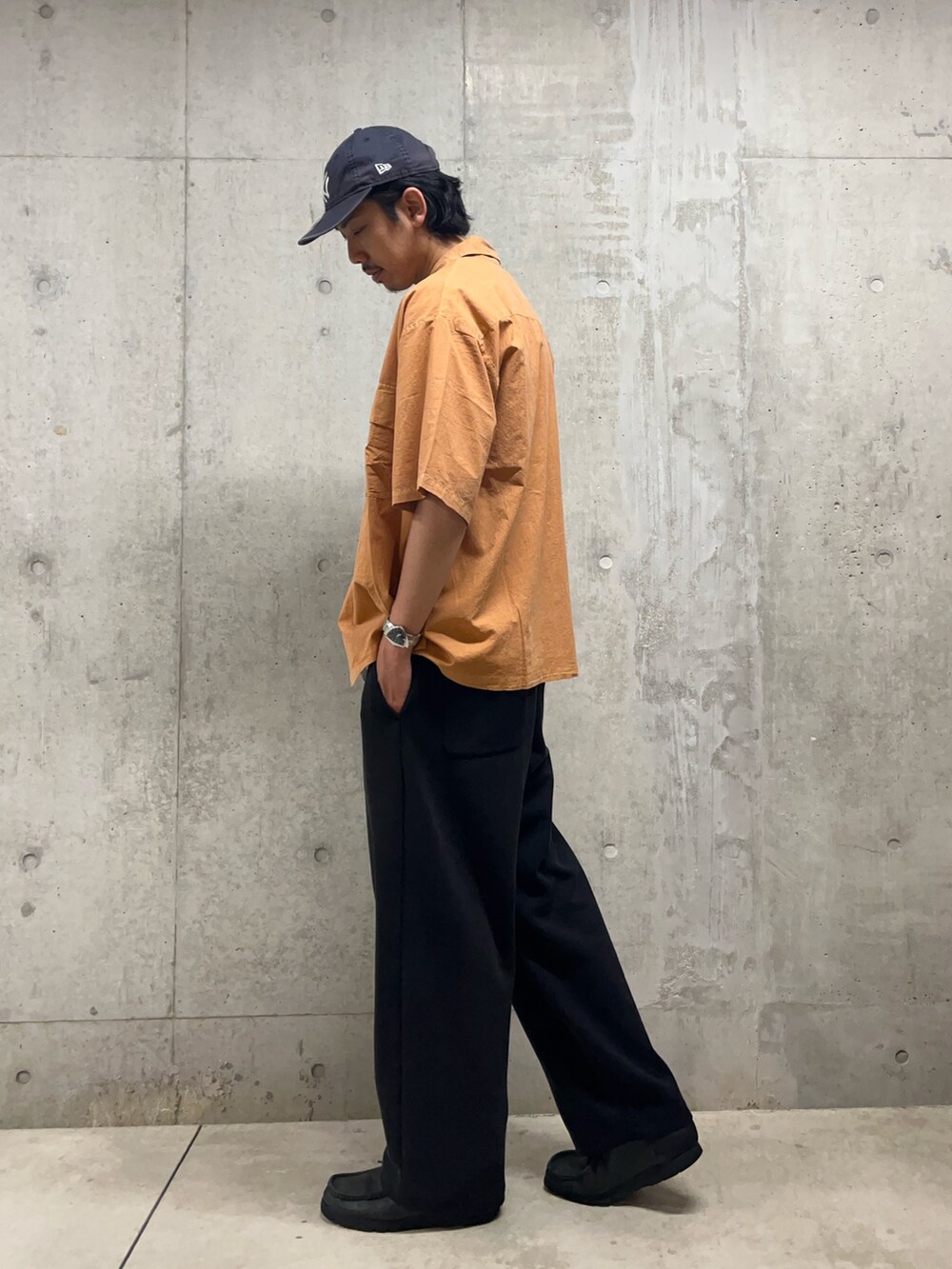 「白Tシャツ、キャップ、レイヤードスタイル、Tシャツ、夏コーデ、シャツスタイル、古着MIX、カジュアルコーデ、初夏コーデ、シャツ好き集まれ、夏服コーデ、ストリートコーデ、いいね、save、フォローお願いします🤑、差し色コーデ、オレンジ」｜「GLOSTERの【新柄追加】【GLOSTER/グロスター】DOG&CAT 犬猫プリントTシャツ（Tシャツ/カットソー、ホワイト系）」を使った、ハヤシさん（骨格ストレート・メンズ・183cm）の夏コーディネートの2枚目の写真