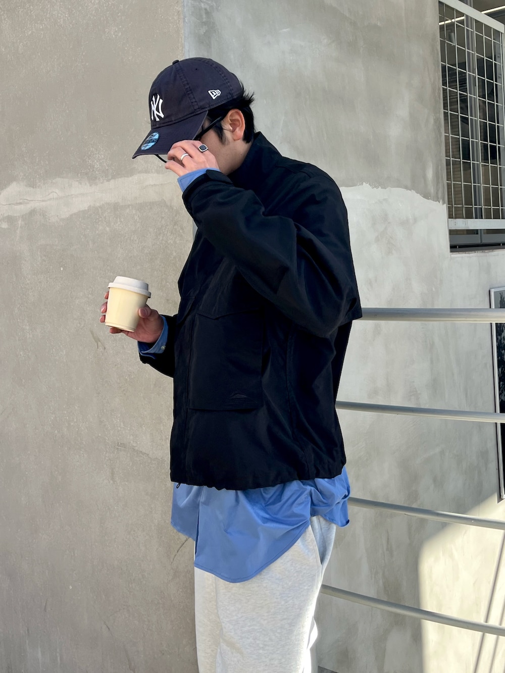 「春色、休日スタイル、デートコーデ、お出かけコーデ、アウトドアスタイル、モノトーン、古着MIX、大人カジュアル、スポーツミックス、春夏コーデ、春ファッション、オトナカジュアル、シンプルスタイル、ナイロンジャケット、アウトドア」｜「GEVACOの【GEVACO/ゲバコ】リラックス 裏毛 ワイドスウェットパンツ ワンポイントロゴ（スウェットパンツ、ベージュ系）」を使った、ハヤシさん（骨格ストレート・メンズ・183cm）の春コーディネートの2枚目の写真