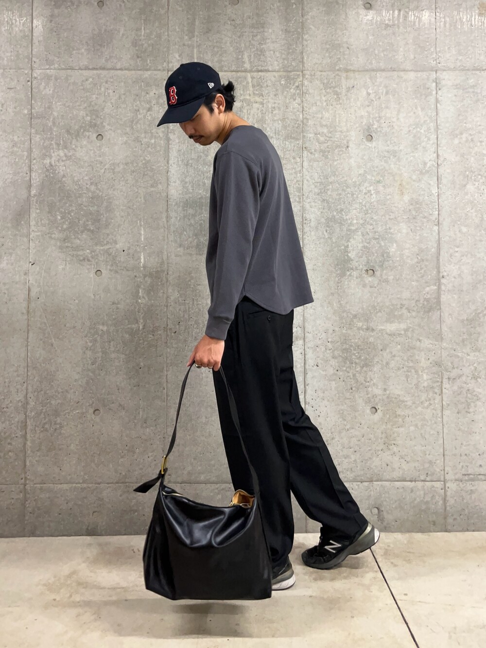 グレー系のTシャツ/カットソー、ブラック系のその他パンツ、ブラック系のショルダーバッグを着用したメンズの秋コーディネートの2枚目の写真
