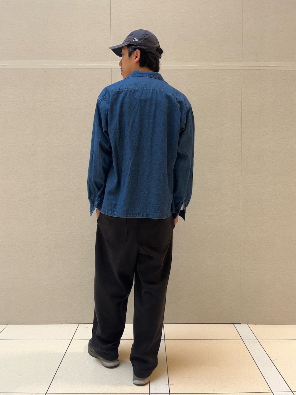 「春コーデ、デニム、デニムシャツ、刺繍、刺繍シャツ、デニムコーデ、春、春色、春服、休日スタイル、春服コーデ、いいね、save、フォローお願いします🤑、おしゃれさんと繋がりたい、カジュアルスタイル、トレンド」｜「GLOSTERの【Wonder Union Project】ASSORT ロングスリーブTシャツ ロンT（Tシャツ/カットソー、ホワイト系）」を使った、ハヤシさん（骨格ストレート・メンズ・183cm）の春コーディネートの3枚目の写真