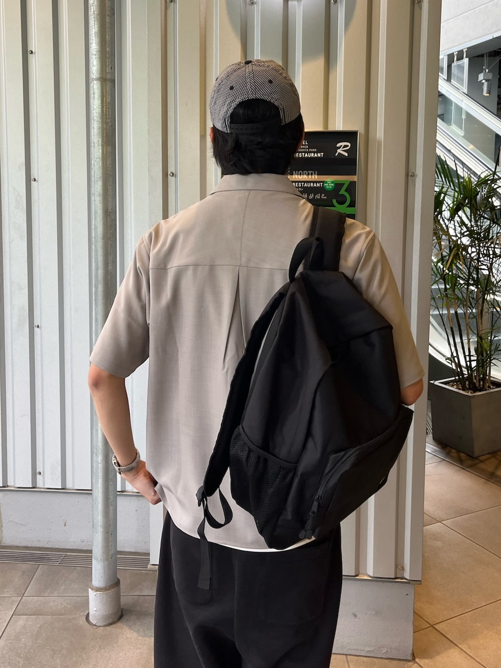 「オープンカラーシャツ、夏ルックで気分アップ、シンプルコーデ、きれいめカジュアル、夏コーデ、お出かけコーデ、プチプラ、レイヤードスタイル、モノトーン、キャップ、シンプルスタイル、シャツ、シャツスタイル、リュック、バックパック」｜「GLOSTERの【GLOSTER/グロスター】ドライポリツイル オープンカラーシャツ 開襟シャツ 半袖シャツ（シャツ/ブラウス、ベージュ系）」を使った、ハヤシさん（メンズ・183cm）の夏コーディネートの3枚目の写真