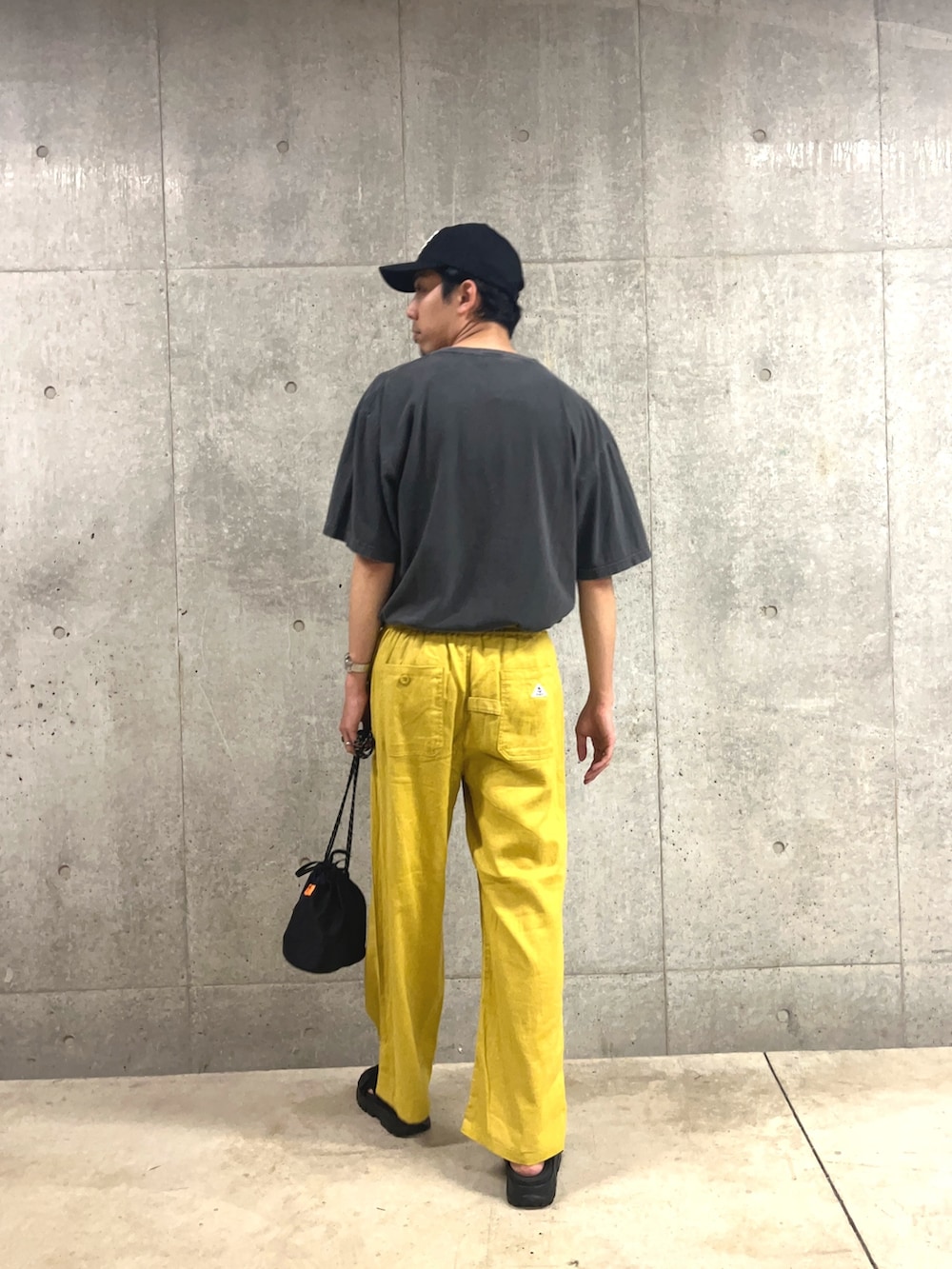 「デートコーデ、キャップ、夏コーデ、サンダル、夏だ!Tシャツ着よう!、スポーツサンダル、イエロー、ミッキー、ミッキーT、ディズニーコーデ、ディズニー、古着MIX、巾着バッグ、リラックススタイル、大人カジュアル」|「GOOD ROCK SPEEDの【GOOD ROCK SPEED/グッドロックスピード】別注ミッキー / プリント / 半袖Tシャツ / MICKEY(Tシャツ/カットソー、ブラック系)」を使った、ハヤシさん(メンズ・183cm)の夏コーディネートの3枚目の写真
