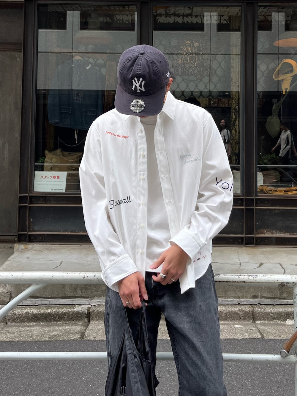「アメカジ、白シャツ、柄シャツ、モノトーン、サンダル、やっぱり帽子が好き、シャツスタイル、デートコーデ、淡色コーデ、キャップ、デニム、オトナカジュアル、休日スタイル、リラックススタイル、大人カジュアル」｜「MEIの【MEI/メイ】Tong Sandal トングサンダル EVA（サンダル、ブラック系）」を使った、ハヤシさん（骨格ストレート・メンズ・183cm）の夏コーディネートの2枚目の写真