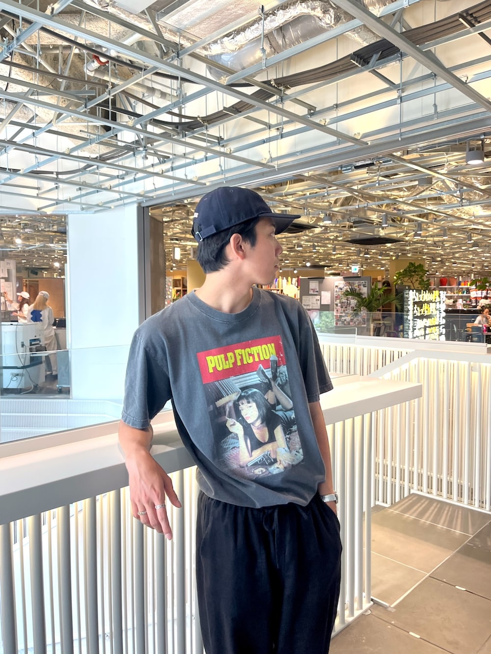 「夏コーデ、映画Tシャツ、古着MIX、古着コーデ、モノトーン、ブラック、ブラックコーデ、デートコーデ、キャップ、夏だ！Tシャツ着よう！、Tシャツ、Tシャツコーデ、夏、リラックススタイル、タックイン」｜「GOOD ROCK SPEEDの【GOOD ROCK SPEED/グッドロックスピード】PLUP FICTION ピグメントTシャツ ロゴ フォトTシャツ（Tシャツ/カットソー、ブラック系）」を使った、ハヤシさん（メンズ・183cm）の夏コーディネートの2枚目の写真