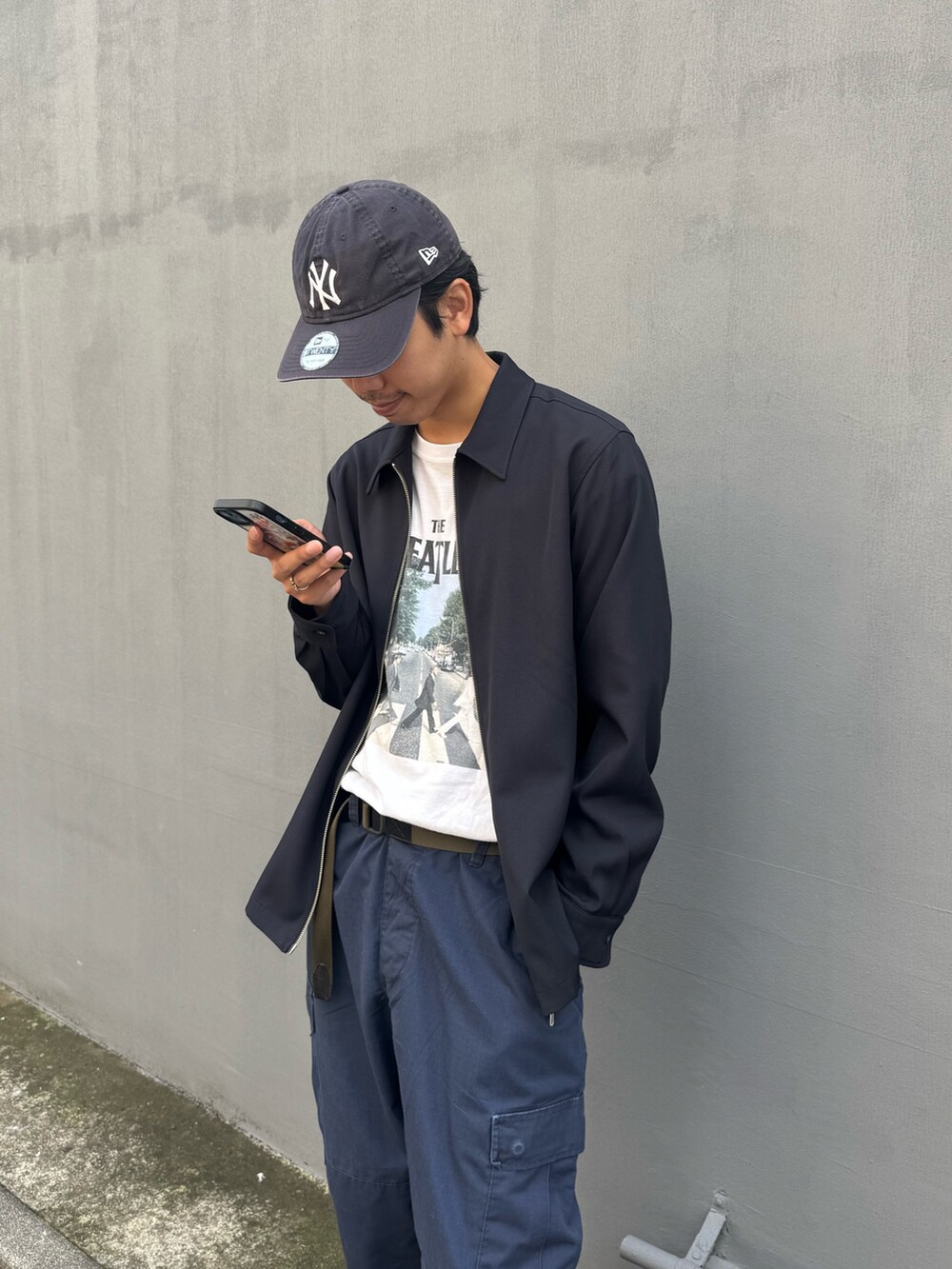 「古着MIX、レイヤードスタイル、休日スタイル、カーゴパンツ、きれいめカジュアル、スニーカー、お出かけコーデ、シンプルスタイル、バンドT、バンT、シャツスタイル、シャツ、秋冬コーデ、秋冬、オトナカジュアル」｜「GOOD ROCK SPEEDの【GOOD ROCK SPEED/グッドロックスピード】別注ロンT バンド バンT（Tシャツ/カットソー、ホワイト系）」を使った、ハヤシさん（メンズ・183cm）の秋コーディネートの2枚目の写真